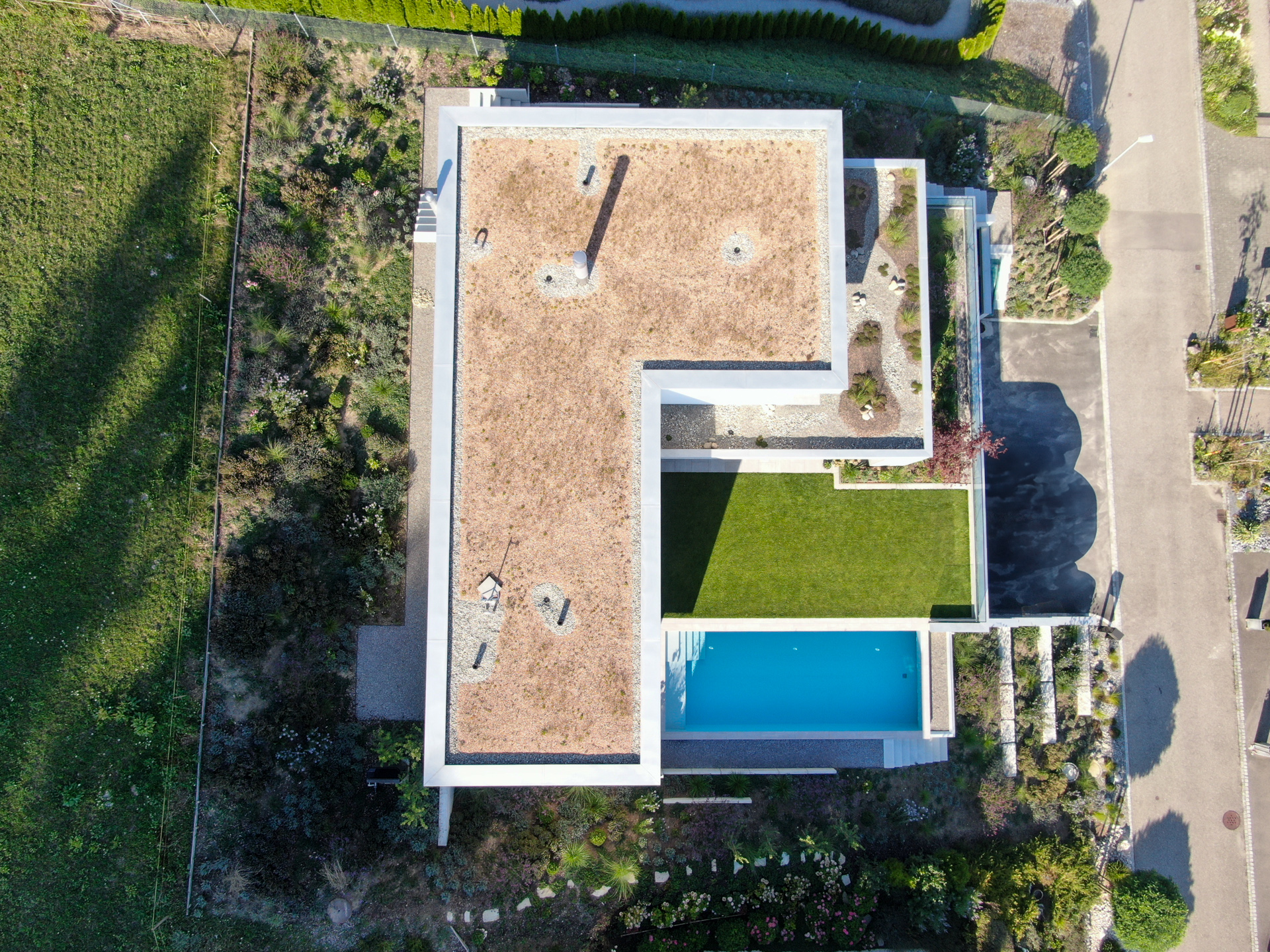 Drohnen Foto einer Villa mit Pool im Thurgau mit luxuriösem Garten. 