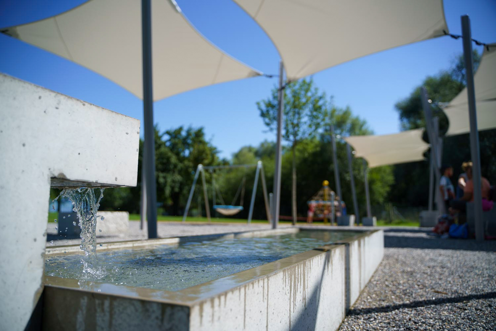 Wasserspoiel auf öffentlichem Spielplatz im Thurgau mit Brunnen. 