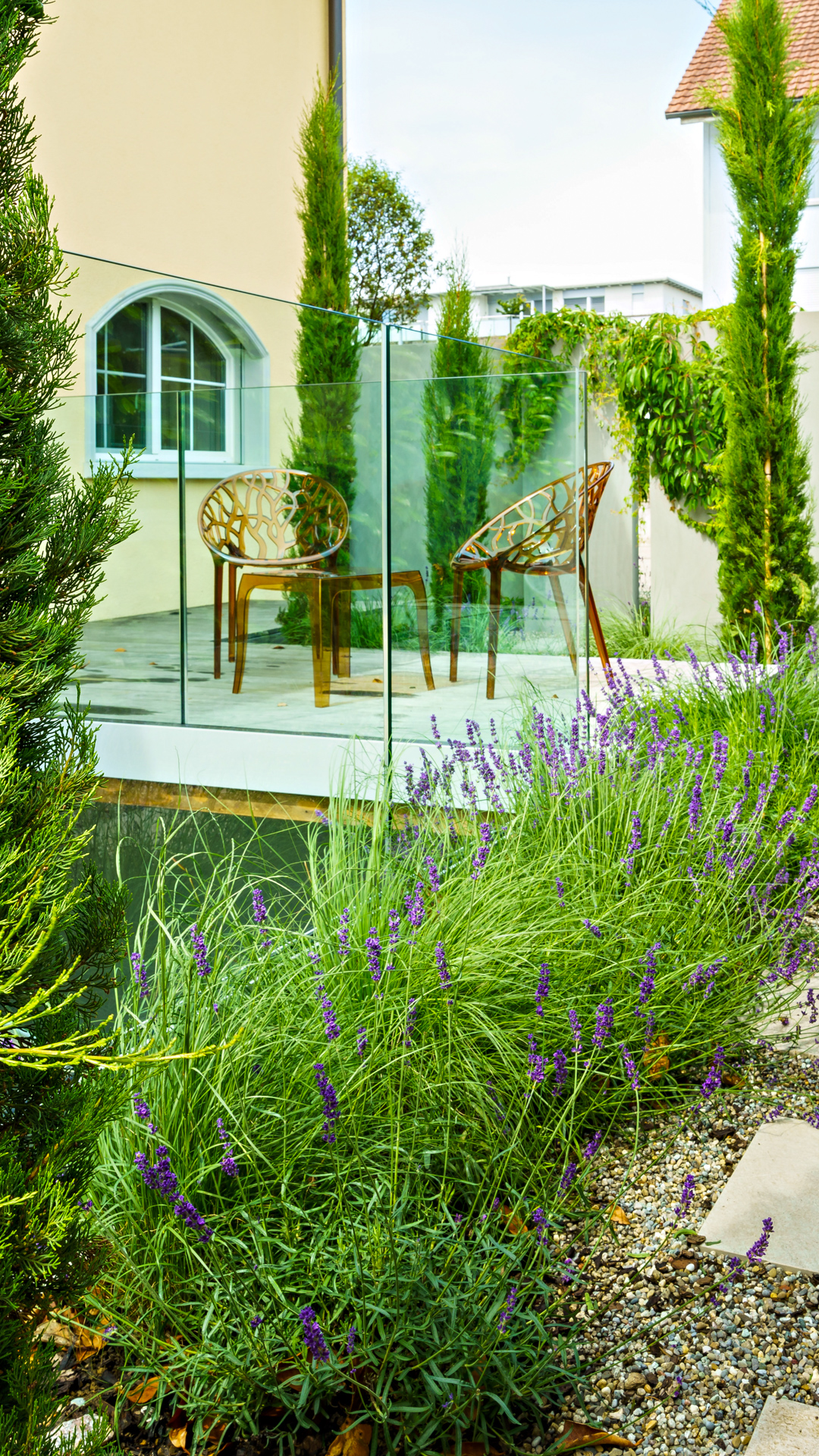 Sitzplatz mit Lavendel und Glasgeländer. 