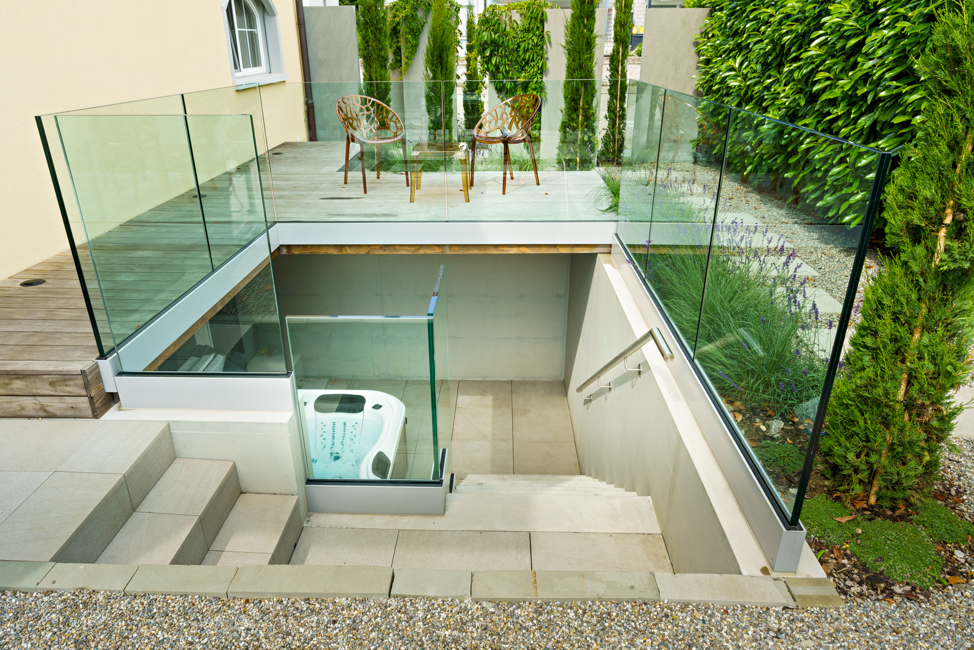 Einfamilienhaus mit Whirlpool und luxuriösem Glasgeländer und schwebender Treppe. 