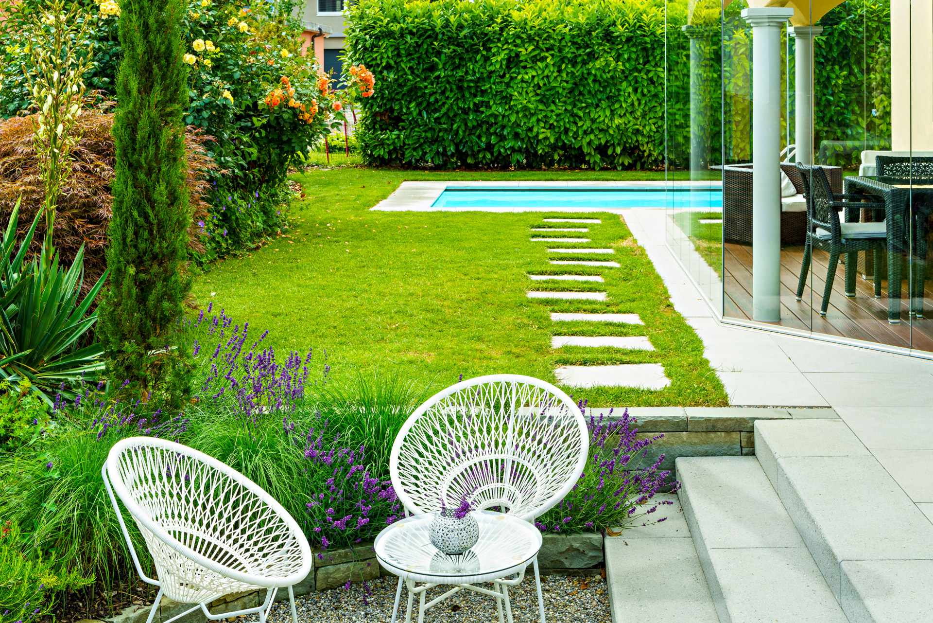 Garten mit Swimmingpool im Thurgau und harmonischer Bepflanzung. 