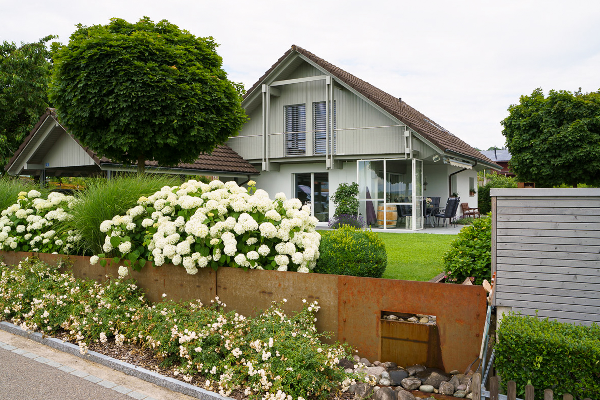 Privatgrundstück in Weinfelden mit grossen Hortensien und Rost Sichtschutz. 