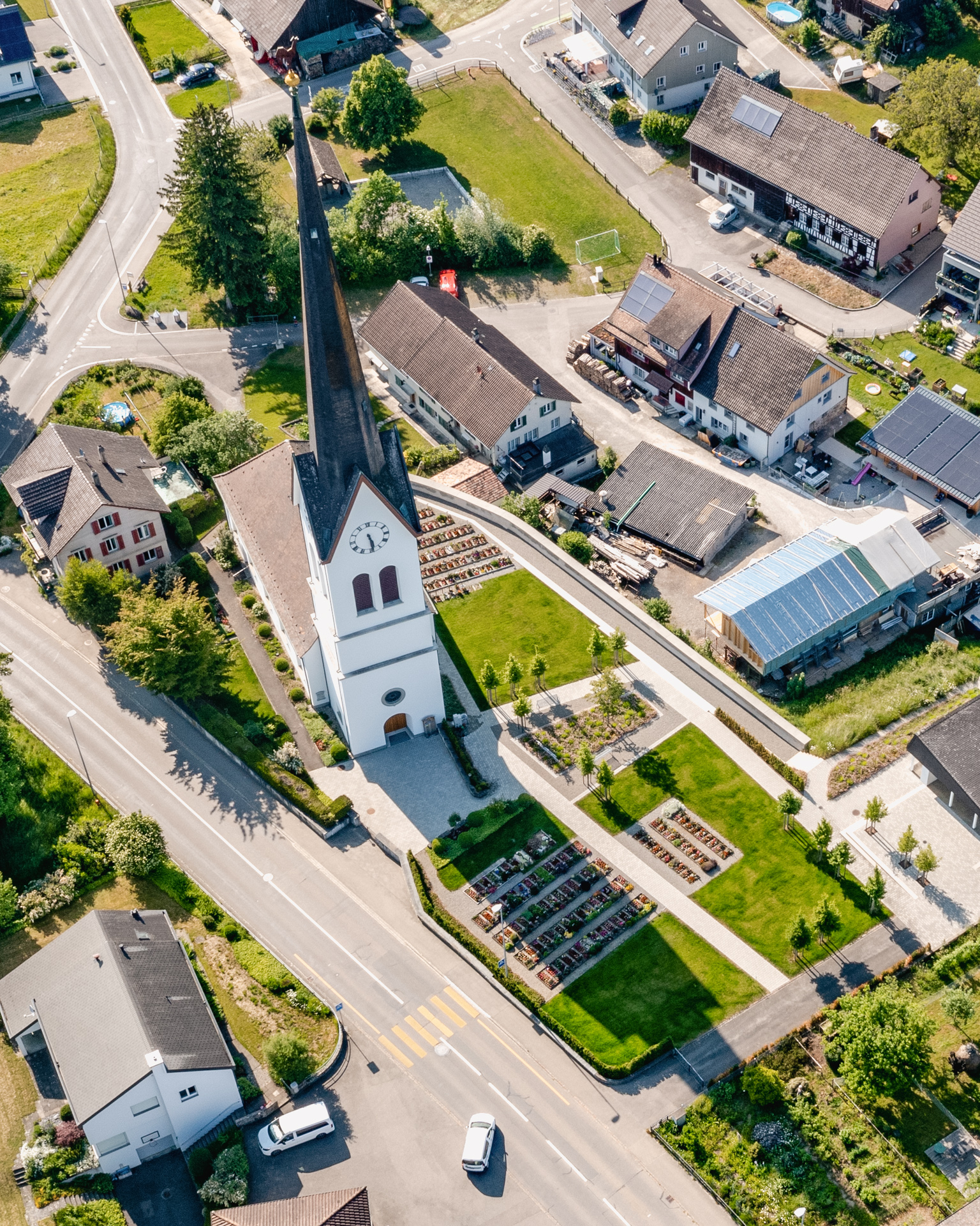 Drohnen Aufnahme der Kirche Alterswilen mit Friedhof geplant durch Umraum Landschaftsarchitektur Firma. 