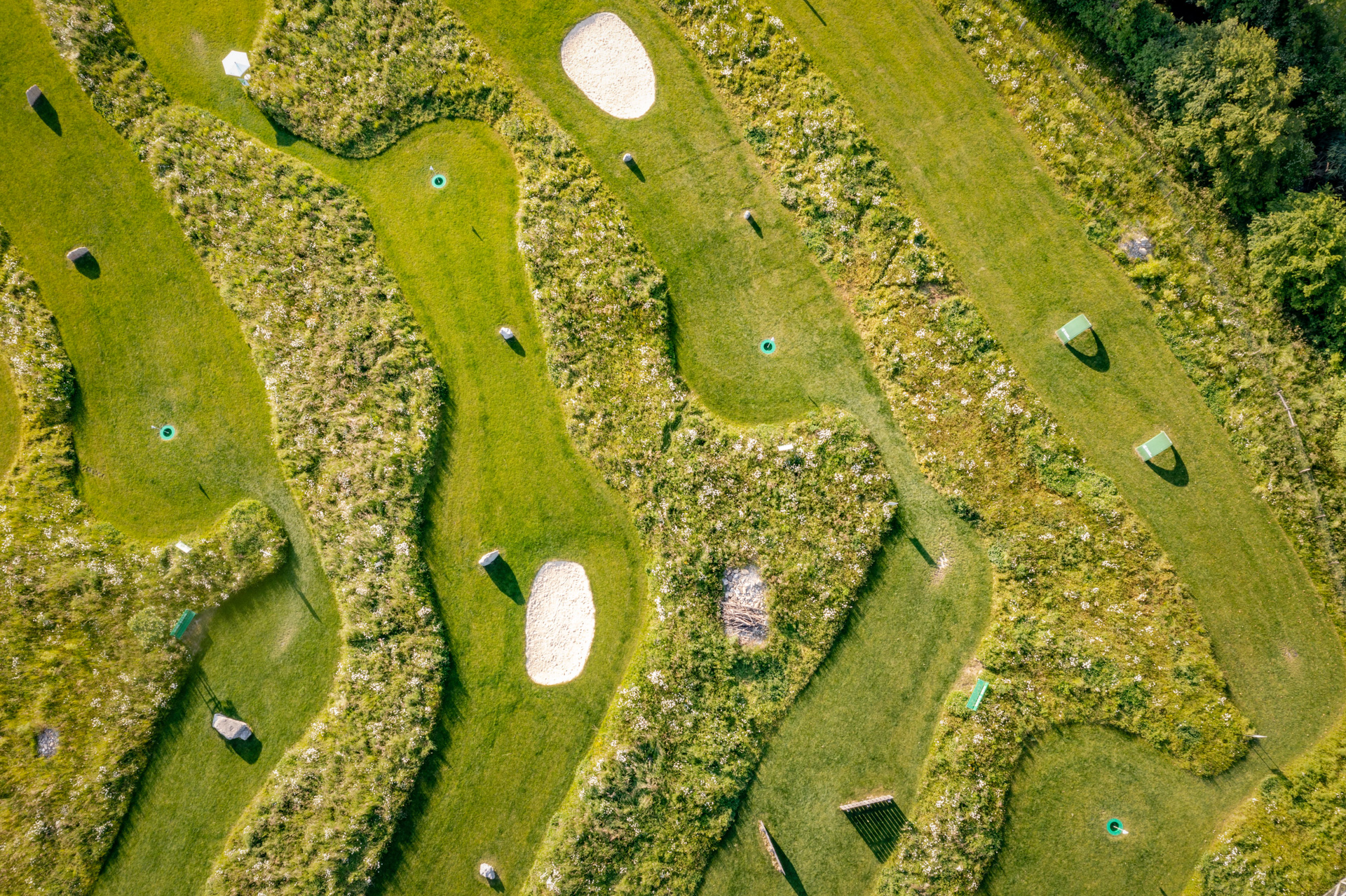 Drohnen Foto des Fussballgolfplatzes in Müllheim mit diversen Löchern und Wiesen. 