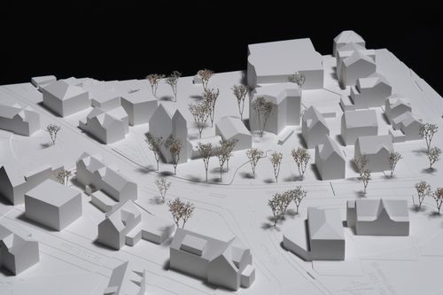 Schwarz Weiss Bild. Wettbewerbsmodell mit Bäumen, Gebäudesetzung, geplant durch Umraum.