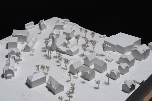 Schwarz Weiss Bild. Wettbewerbsmodell mit Bäumen, Gebäudesetzung, geplant durch Umraum. Ohne Anbau