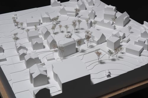 Schwarz Weiss Bild. Wettbewerbsmodell mit Bäumen, Gebäudesetzung, geplant durch Umraum. Ohne Anbau