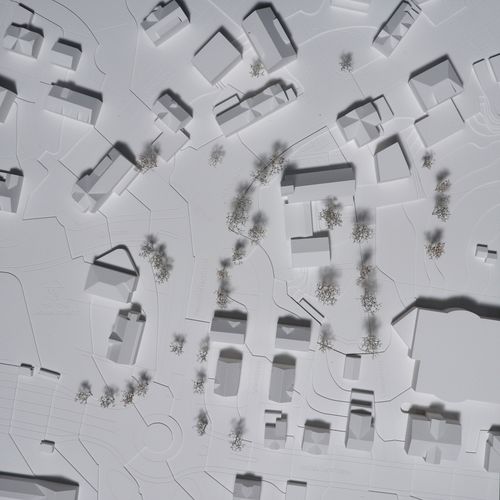 Schwarz Weiss Bild. Wettbewerbsmodell mit Bäumen, Gebäudesetzung, geplant durch Umraum.