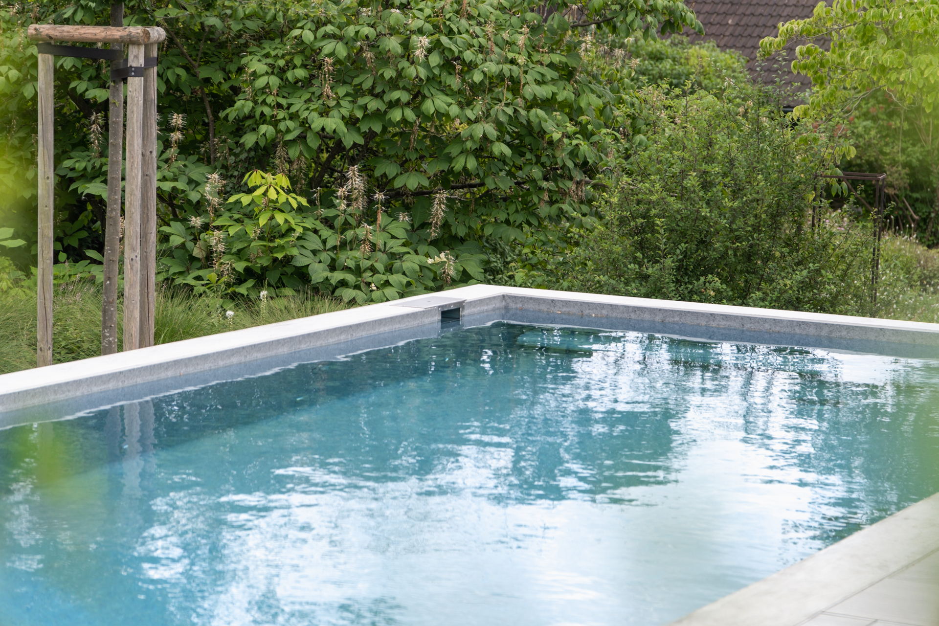 Nahaufnahme eines Beton-Pool im Thurgau. 