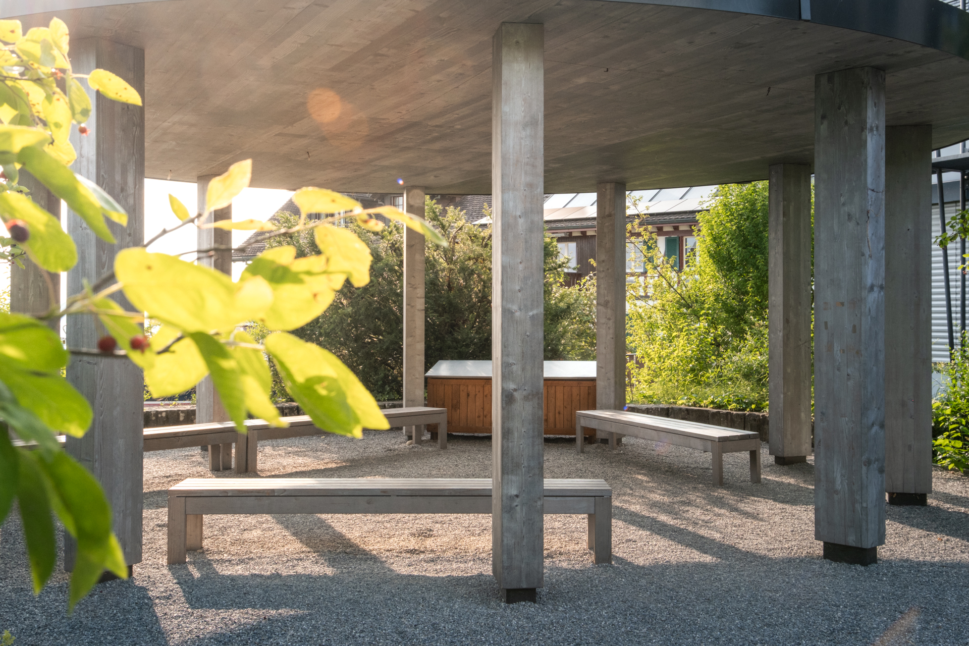 Beton Pergola bei Sonnenuntergang mit vielen Sitzgelegenheiten. 