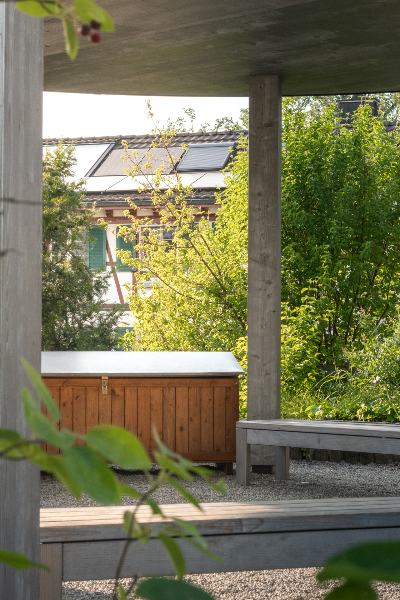 Verstauraum in einer holzkiste unter beton Pergola bei Sonnenschein. 