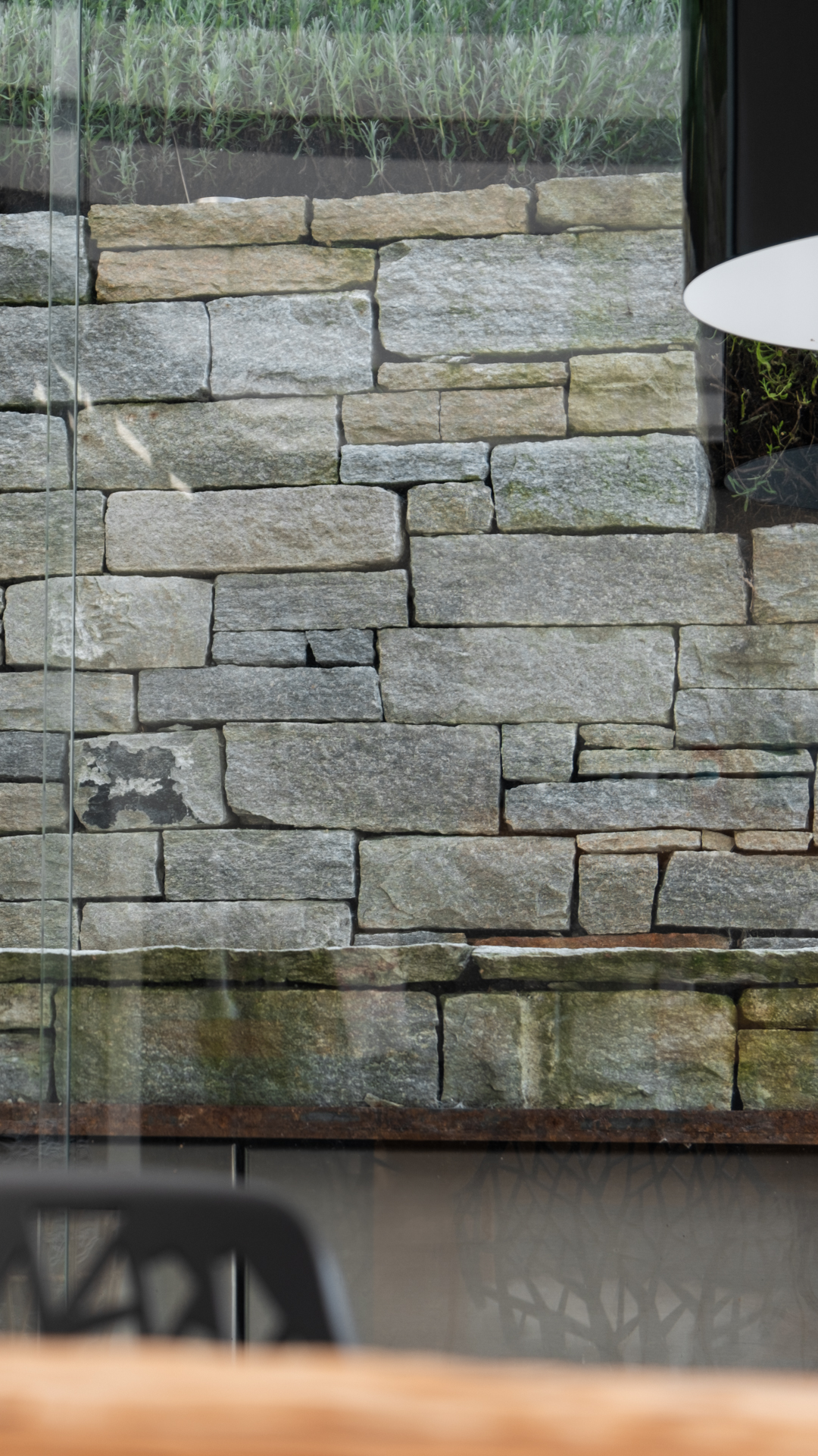 Natursteinmauer im Detail. 