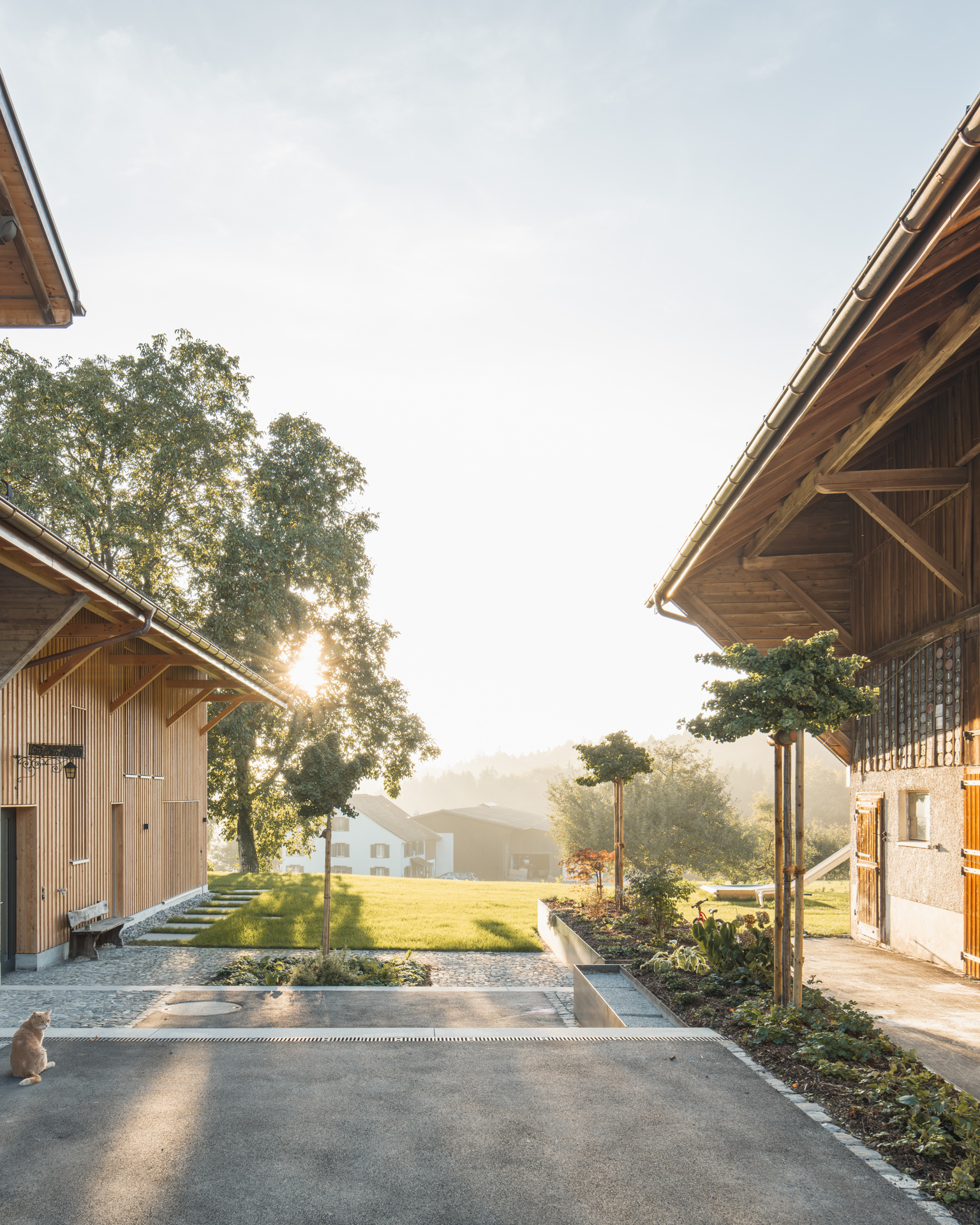 Privathaus und Hof mit Vorplatz und Garten. 