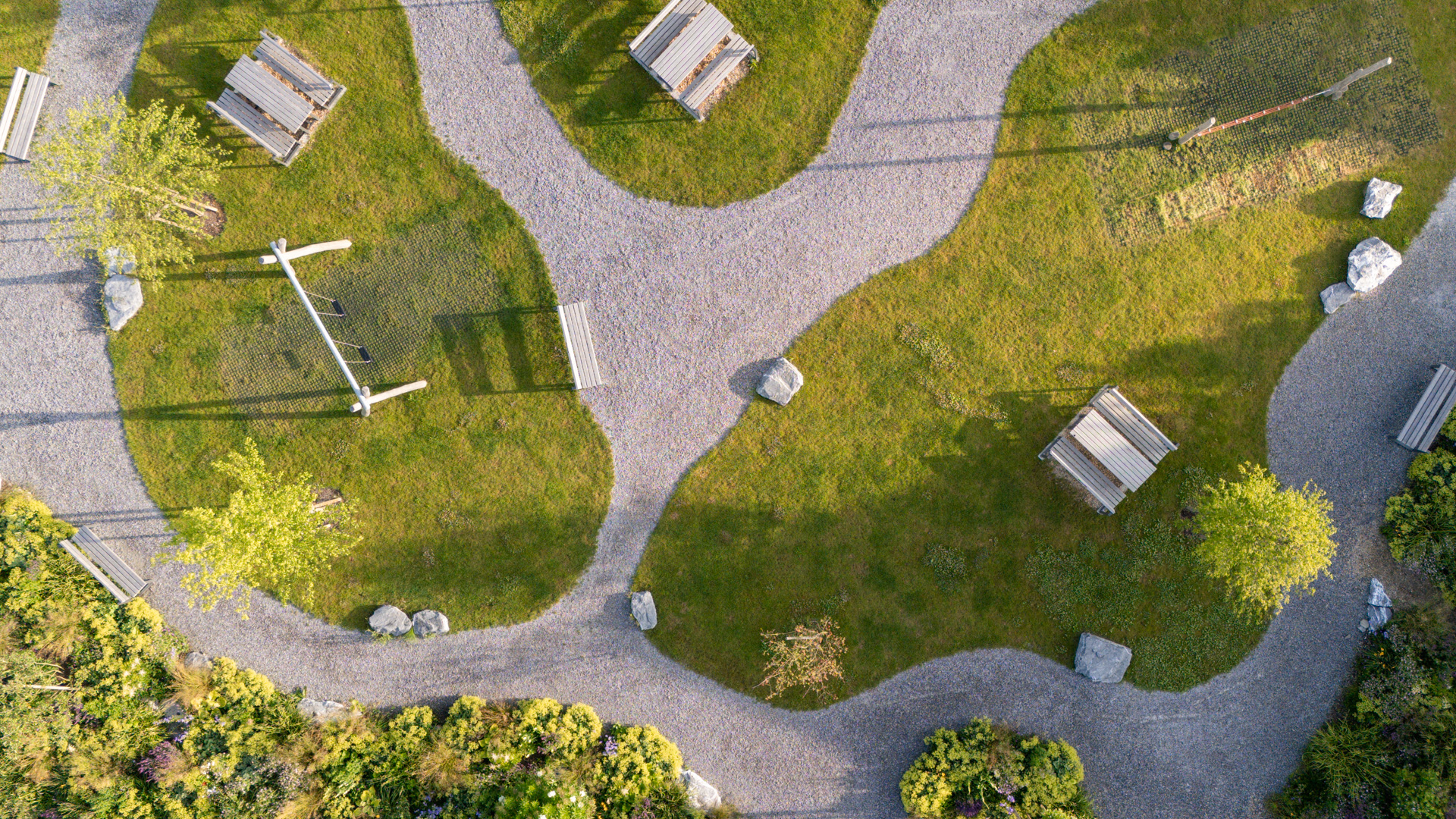 Spielplatz von Oben mit geschwungen Formen in der Umgebungsplanung.