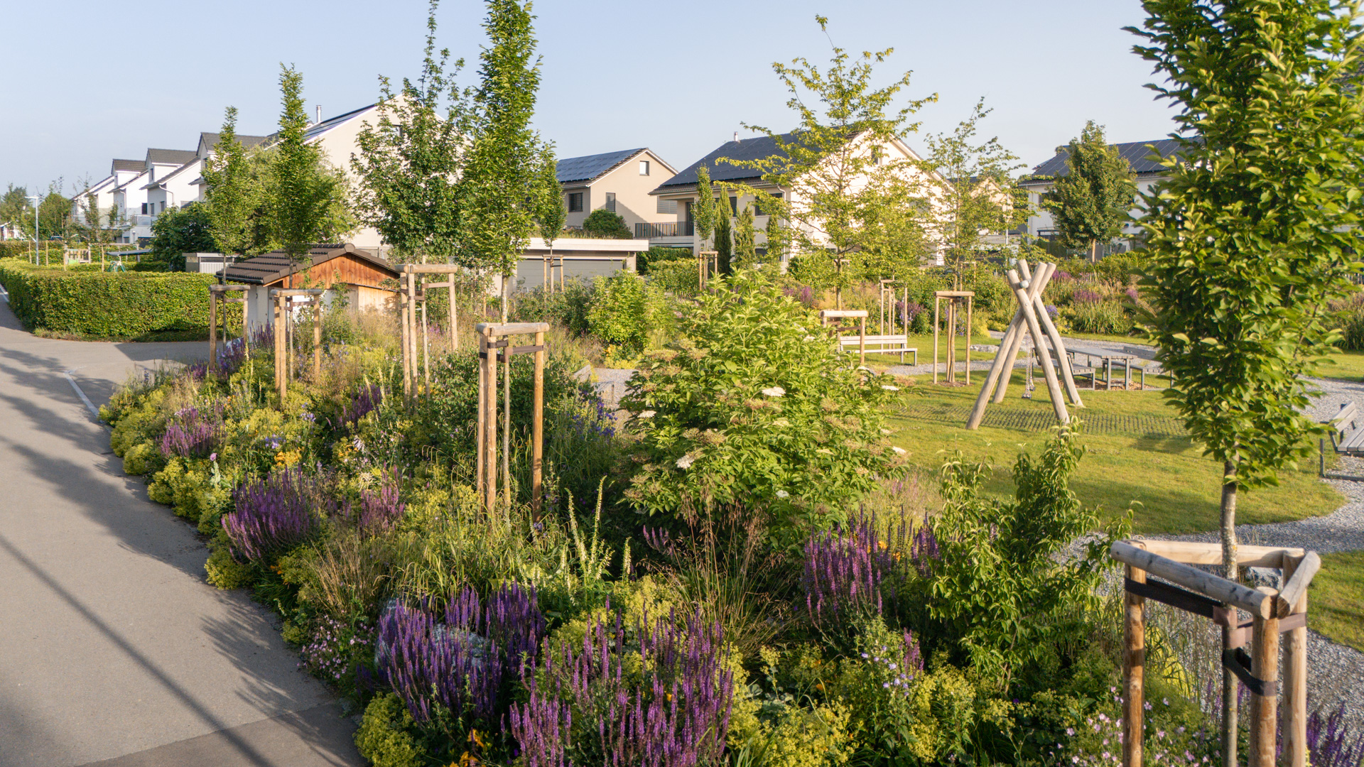 PArkanlage mit üppiger Bepflanzung und blauem Himmel.