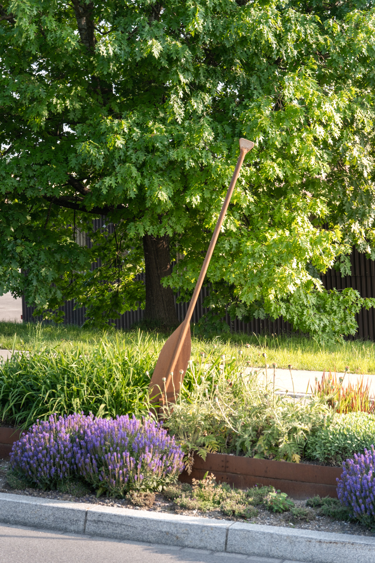 Verkehrsinsel als Ruderboot mit Stahlruder und LAvendel Bepflanzung.
