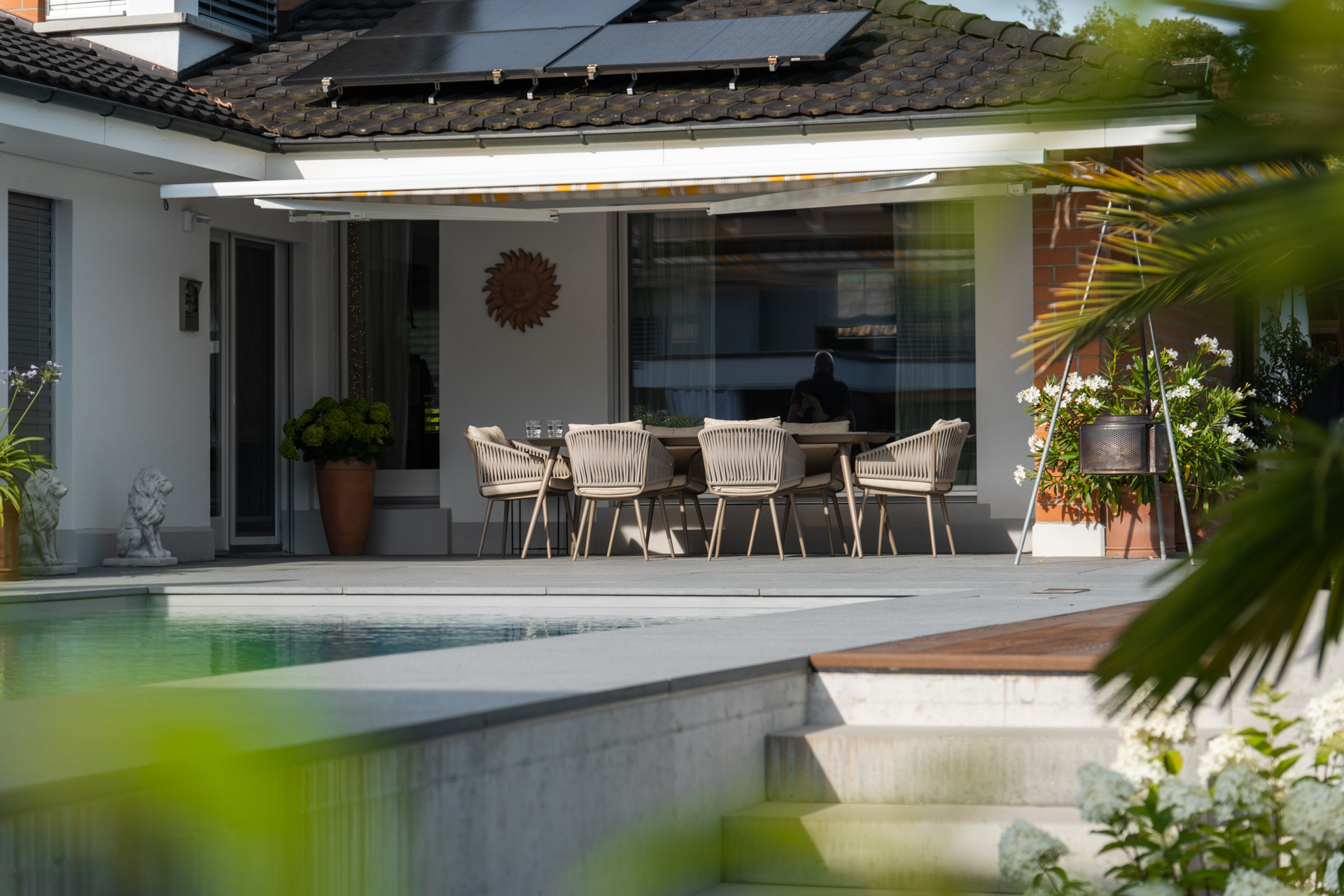 Garten mit Überdachtem Essbereich und Swimmingpool. 