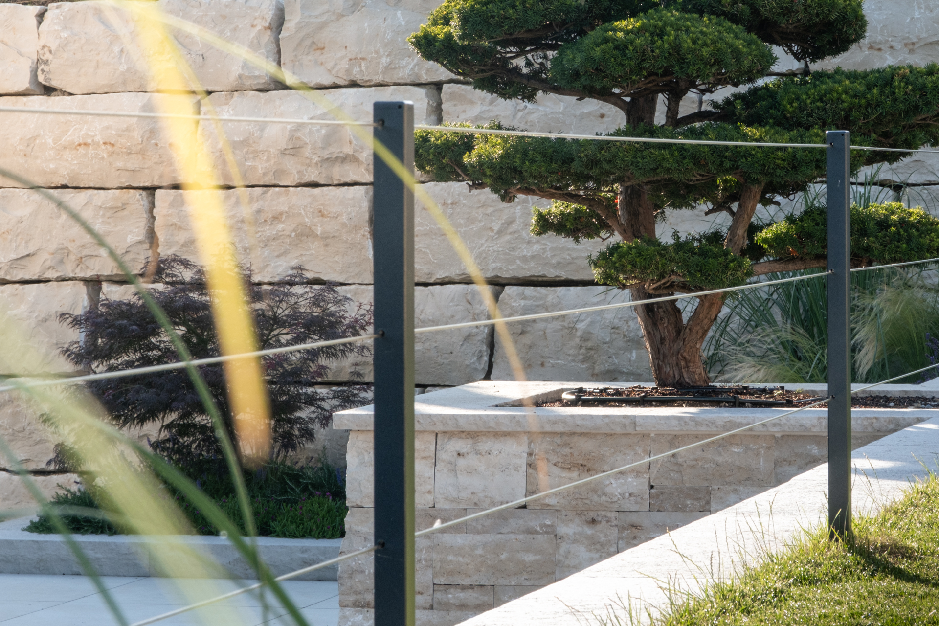 Absturzsicherung mit einem unauffälligen Metall Geländer. 