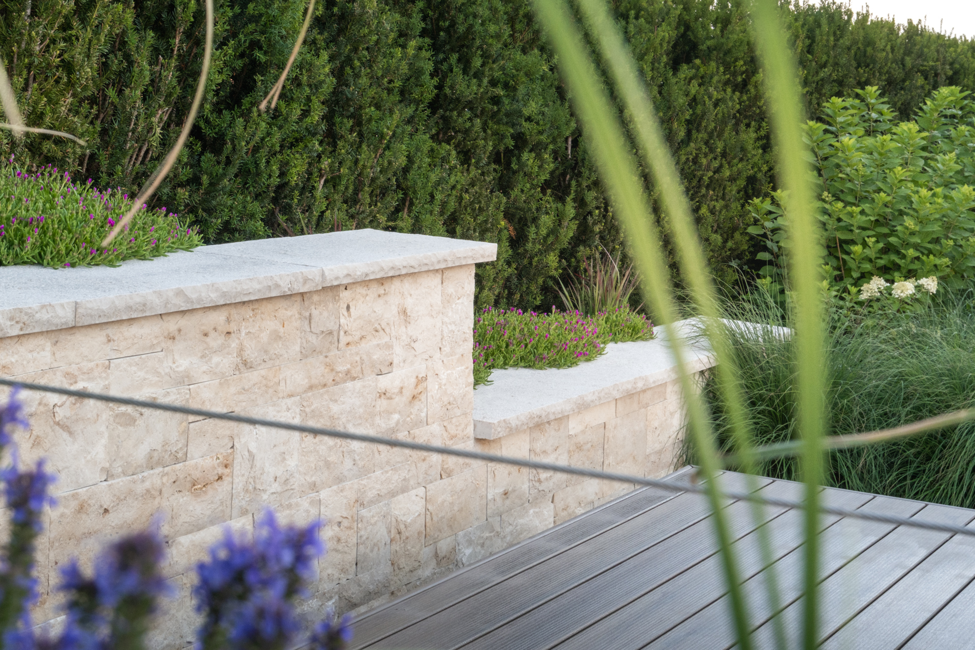 Warm wirkende Natursteinmauer im mediterranen Look. 