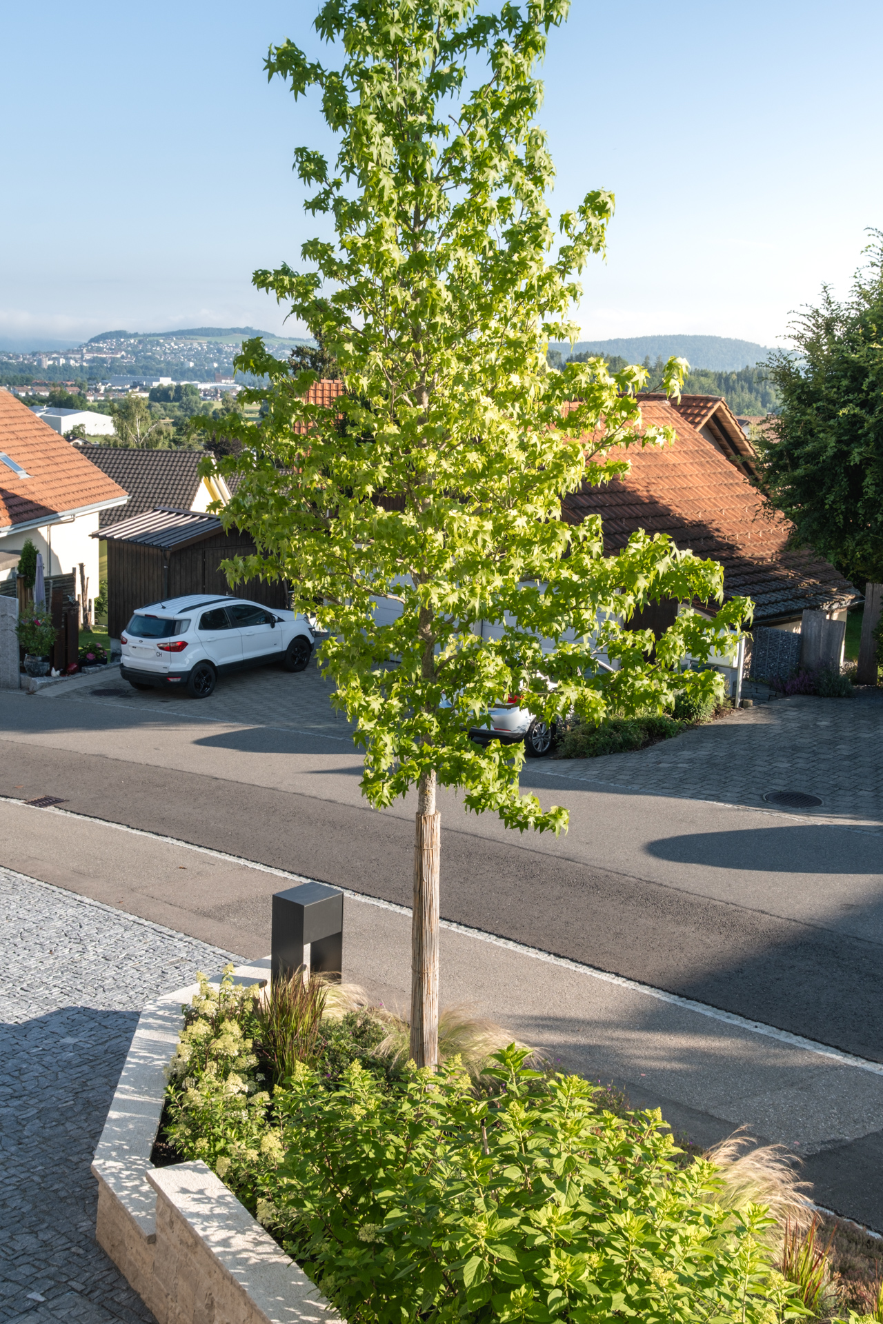 Einfahrt in einem Wohnquartier mit Luxusvillen. 