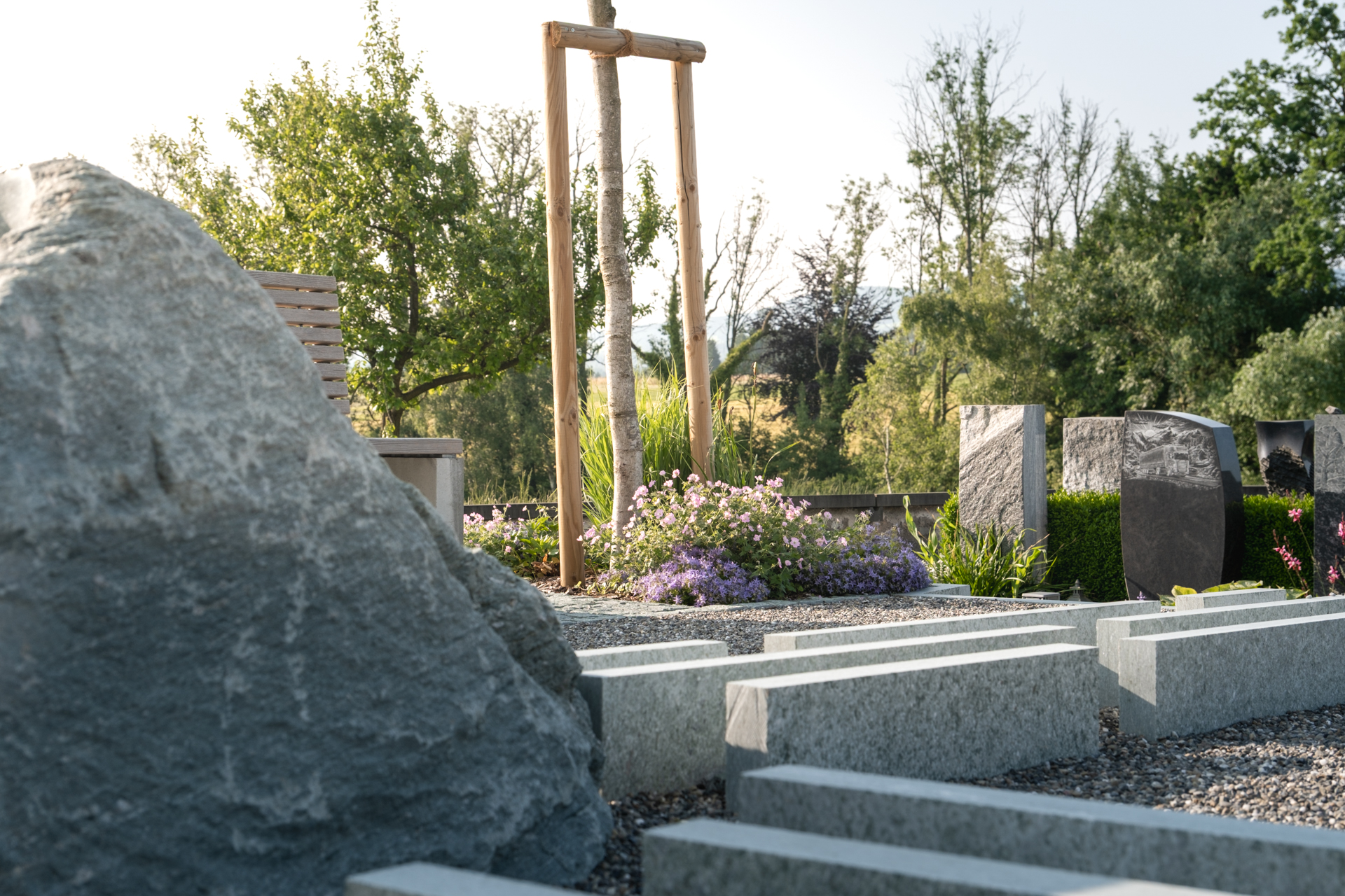 Urnengräber in einem Friedhof in Leutmerken. 