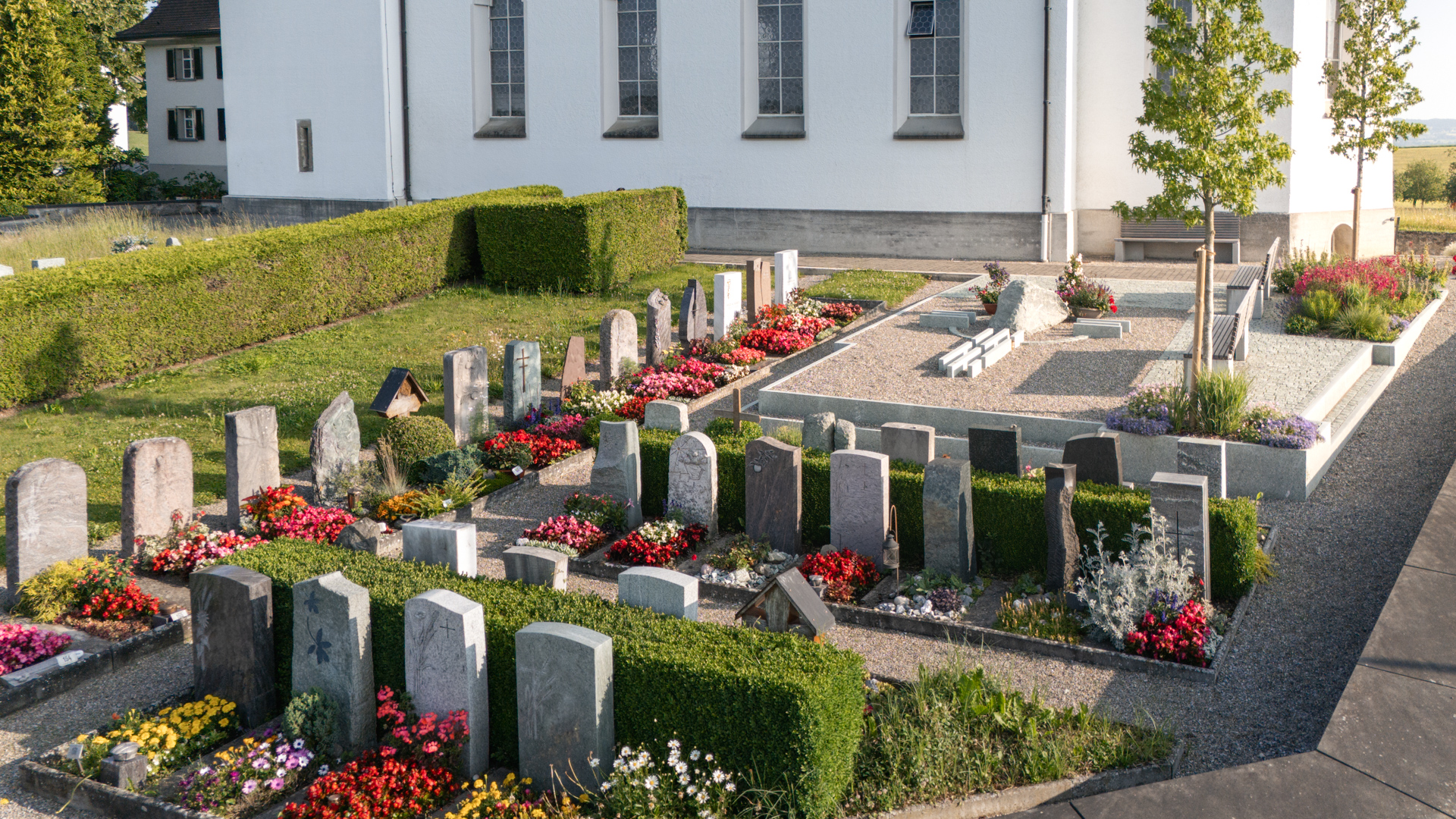 Friedhof in Leutmerken bei Sonnenschein in der Drohnenansicht. 