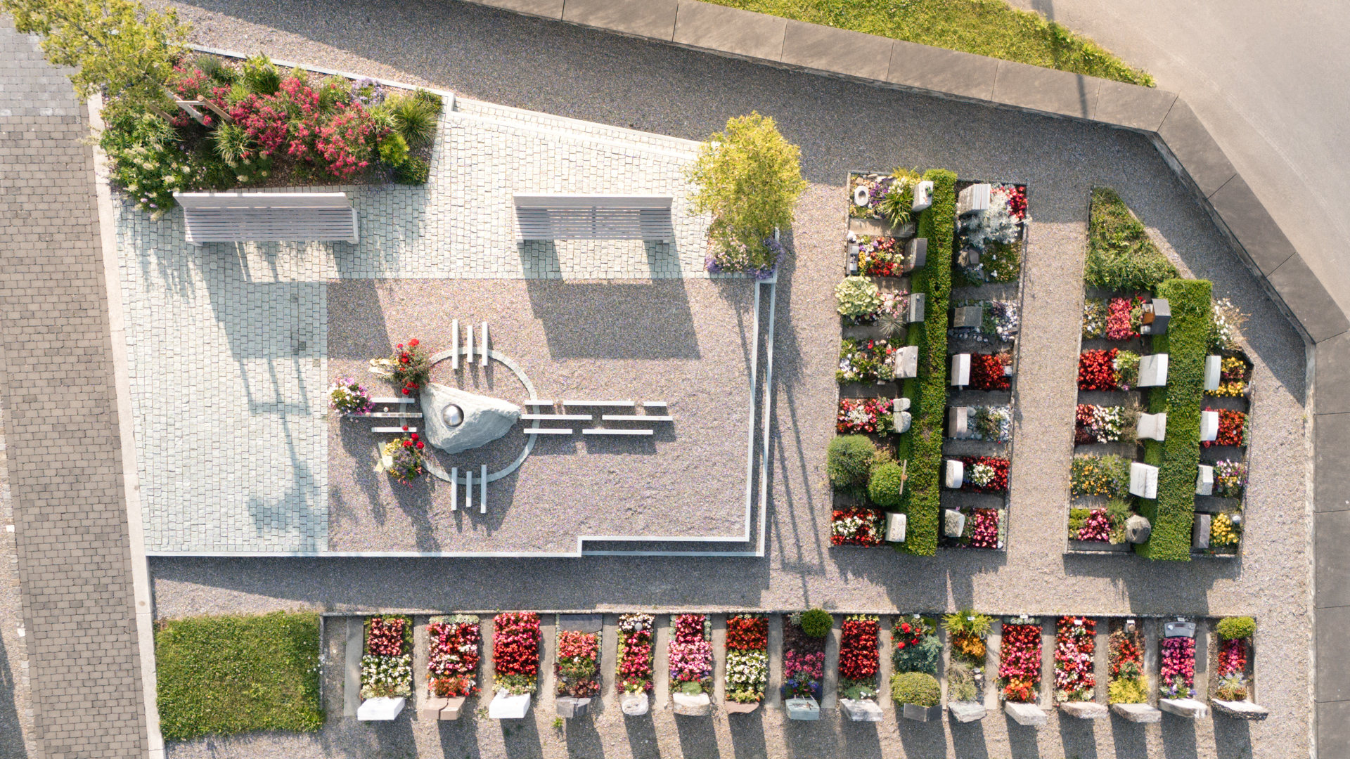 Gemeinschaftsgrab Leutmerken von oben mit geometrischen Formen und blühenden Blumenbeeten. 