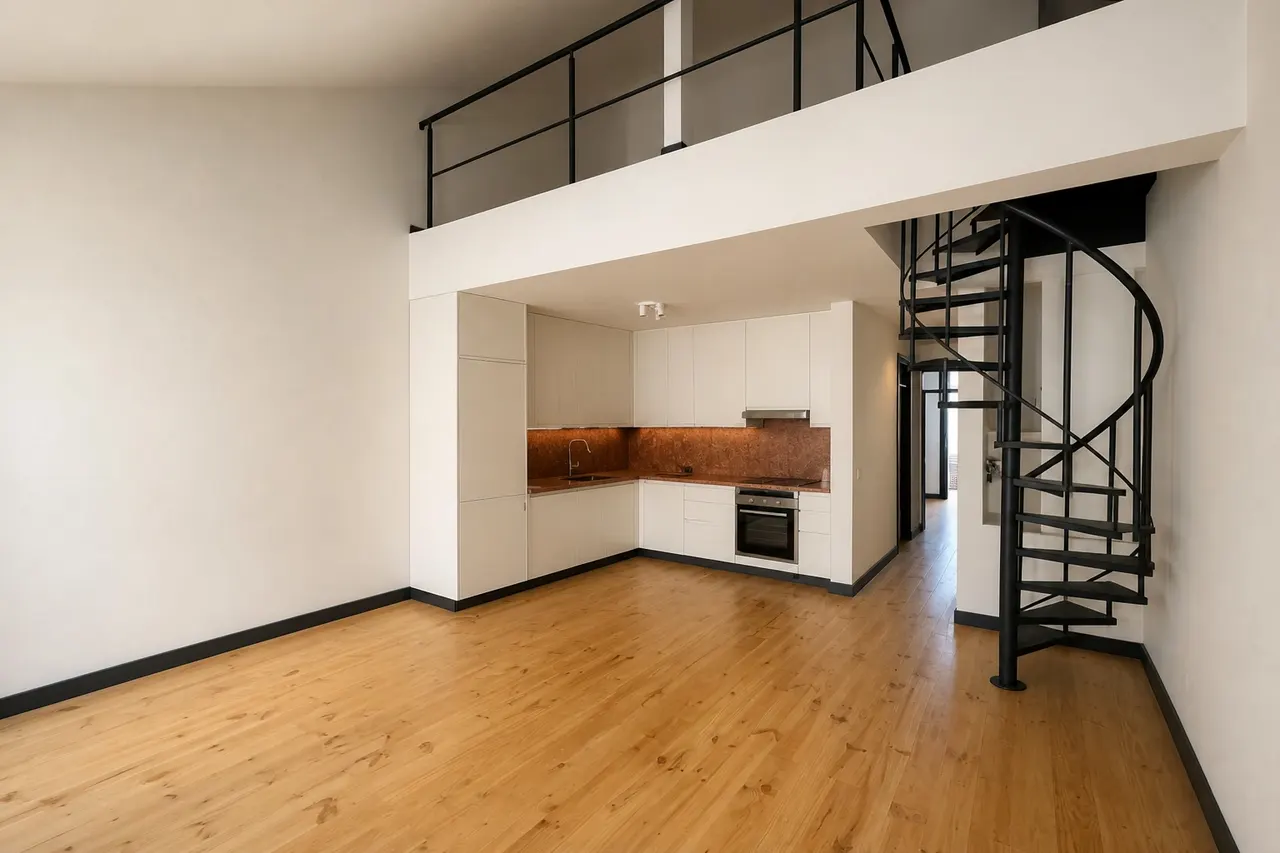 Graça após a remodelação: sala e cozinha integradas, mezanino e escada em caracol preta.