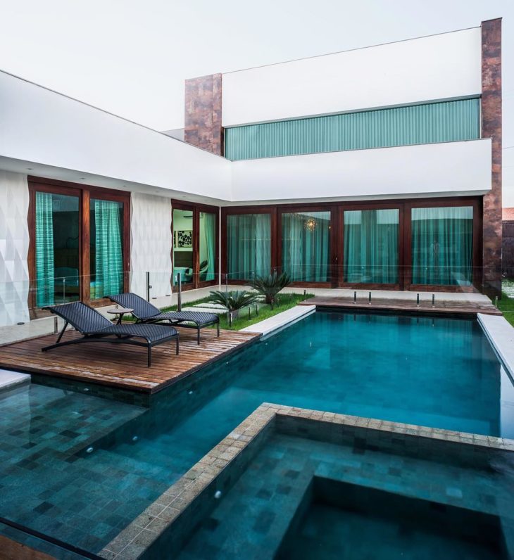 How Is a Swimming Pool Built?