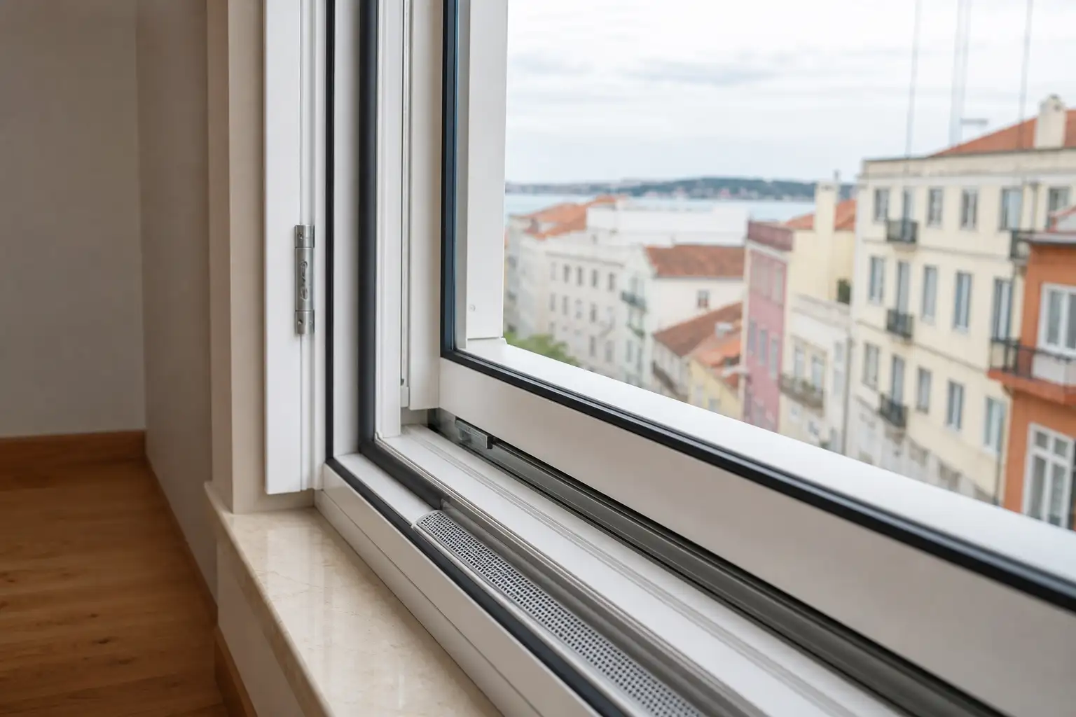 Pormenor de caixilharia de janela eficiente numa habitação portuguesa remodelada