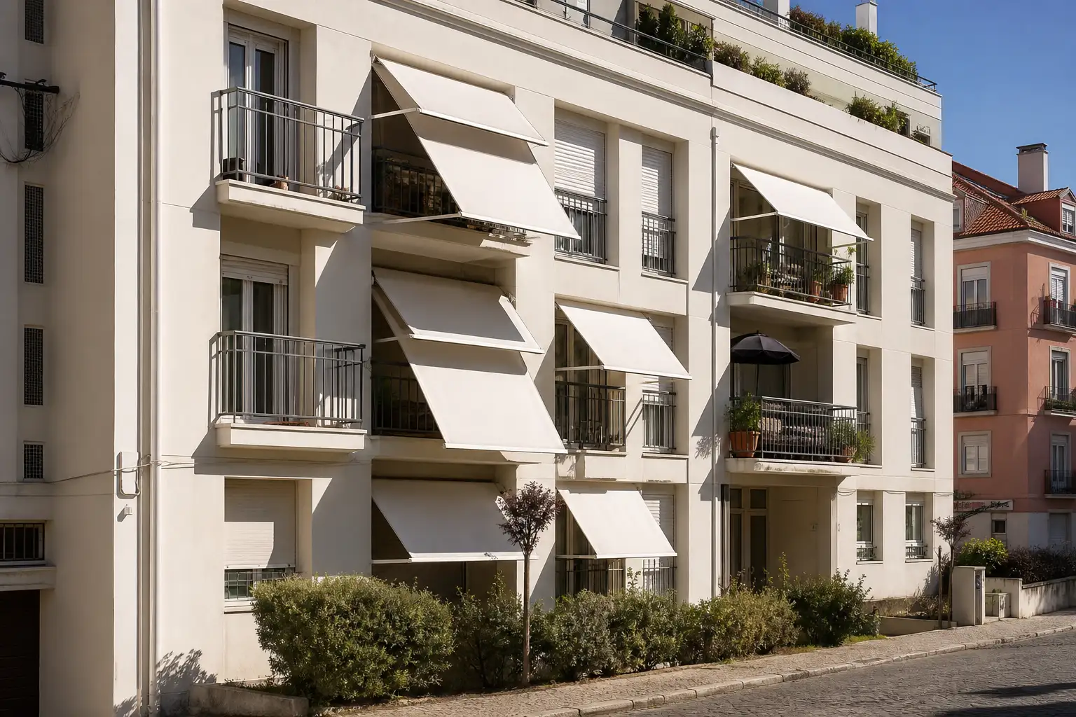Fachada residencial de Lisboa com soluções de sombreamento exterior harmonizadas
