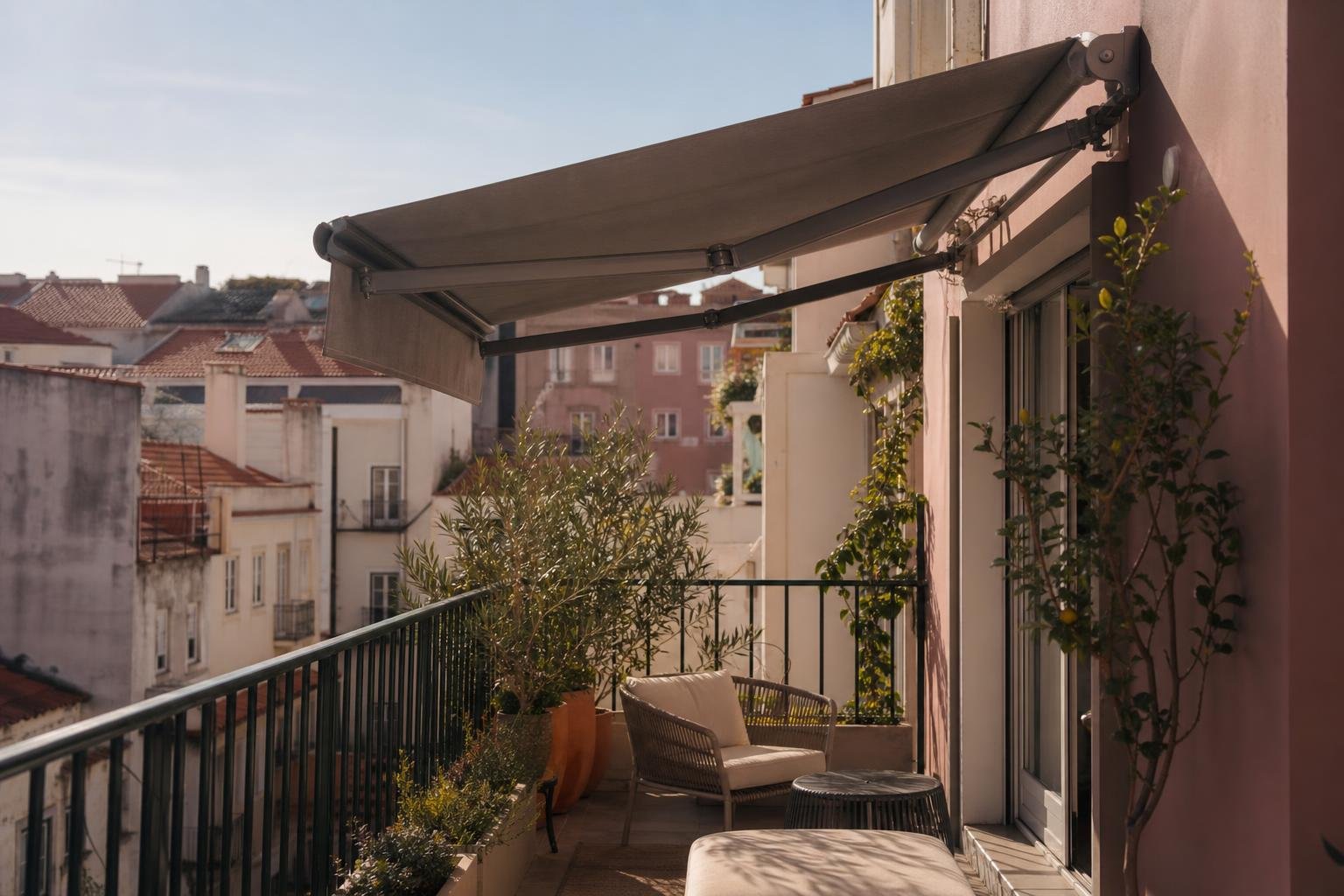 Varanda de apartamento em Lisboa com toldo retrátil a criar sombra no final da tarde