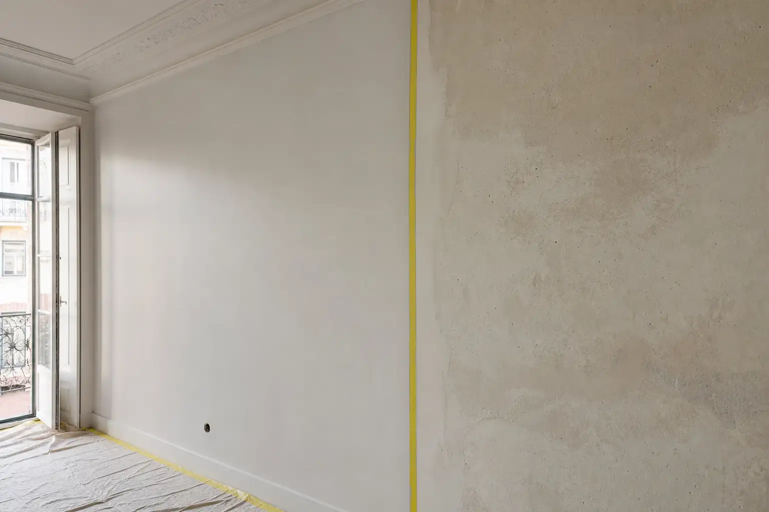 Pormenor de parede interior reparada e lixada antes da aplicação de primário.