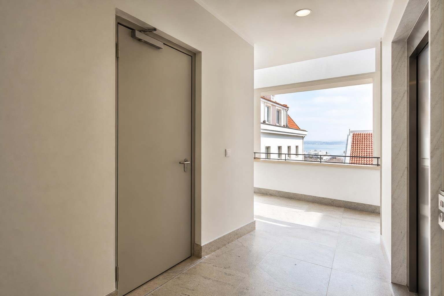 Porta corta-fogo fechada num corredor de prédio de habitação