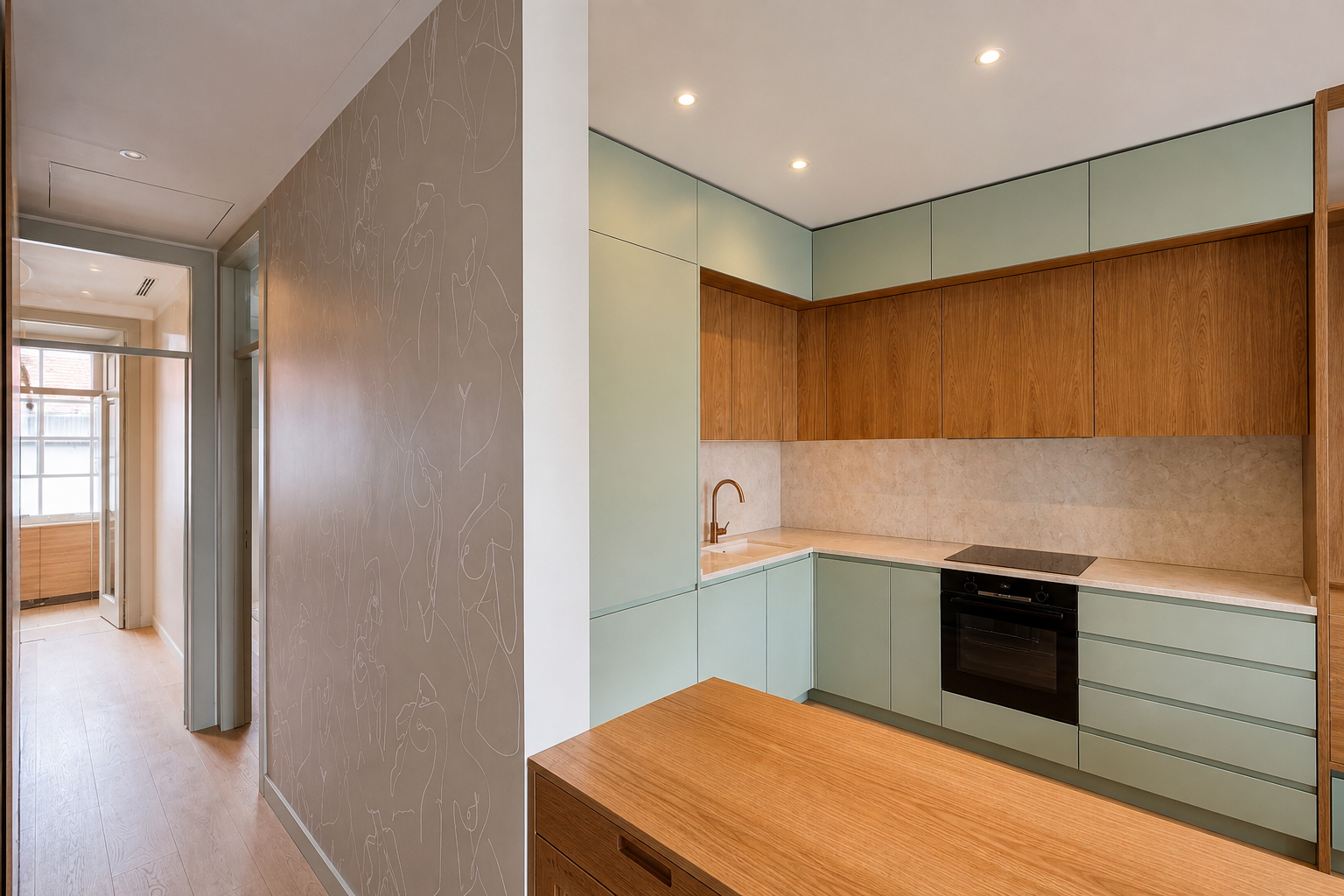Depois: cozinha compacta com armários verde-claro, marcenaria em madeira e parede de desenho linear