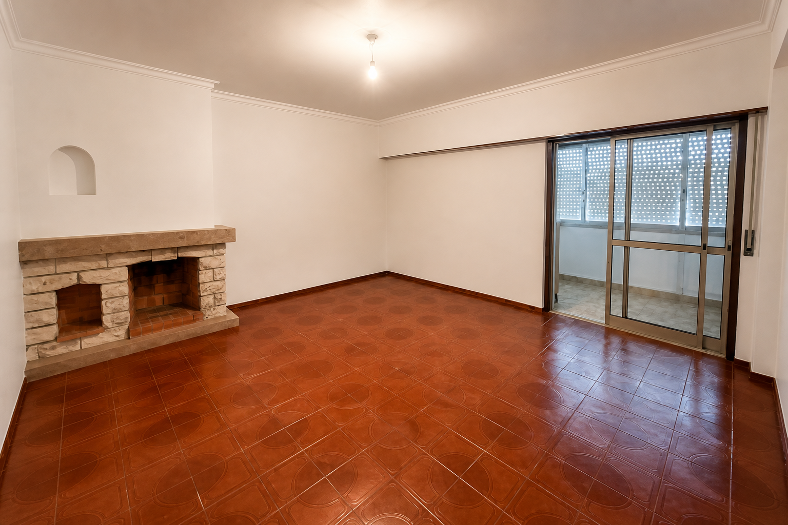 Antes: sala com pavimento em terracota, lareira em pedra e porta envidraçada