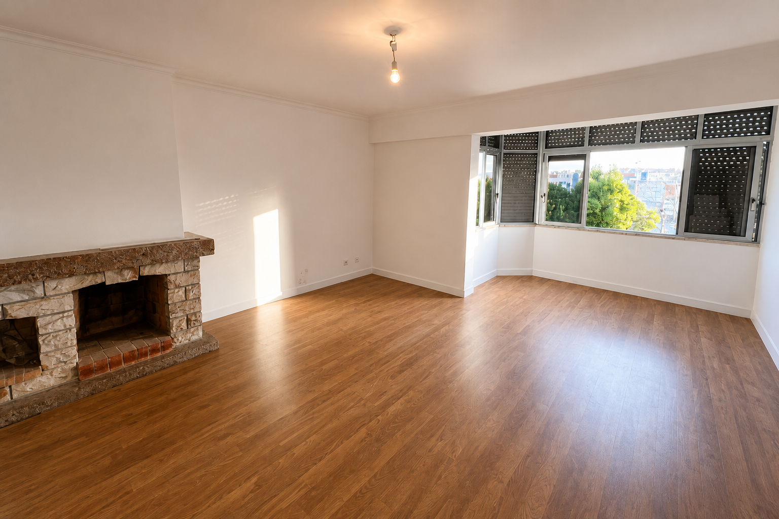 Depois: sala luminosa com lareira em pedra, pavimento em madeira e janela saliente