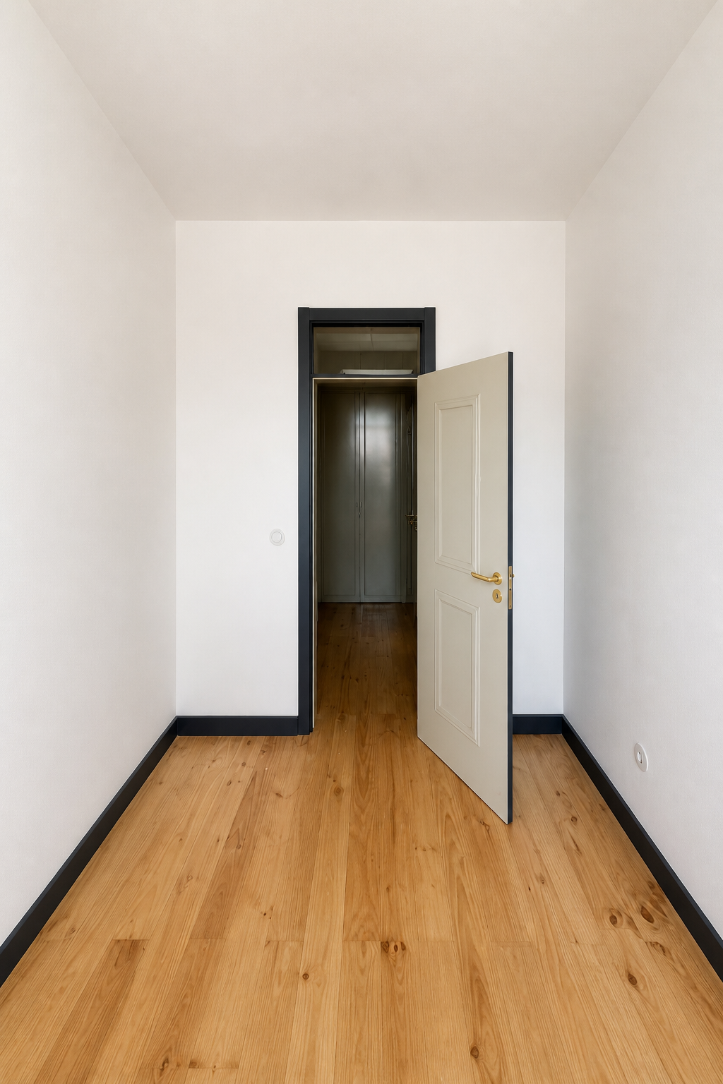 Depois: quarto renovado com pavimento em madeira, porta cinzenta e guarnição preta