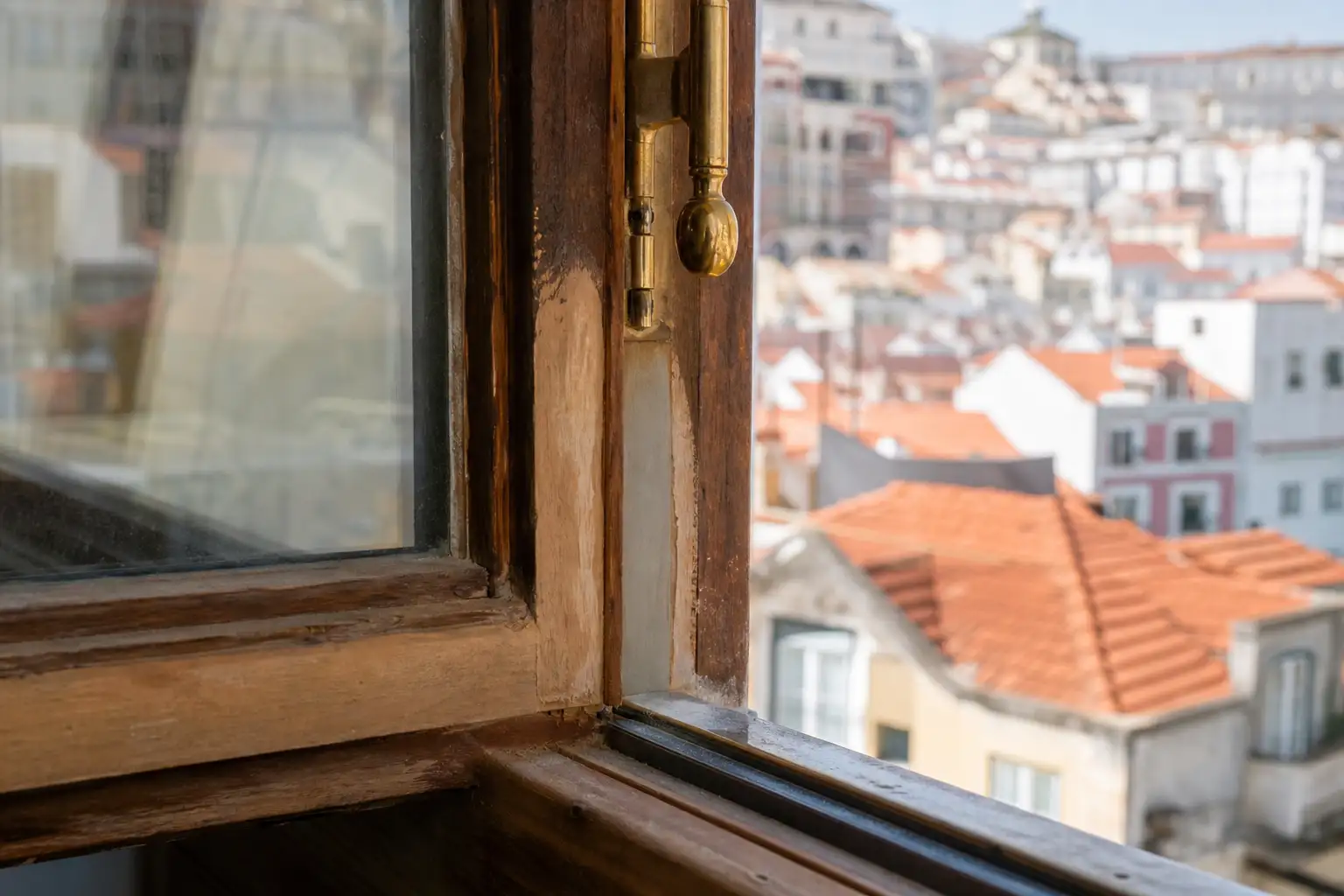 Pormenor de caixilharia de madeira restaurada, com vedação e ferragens tradicionais.