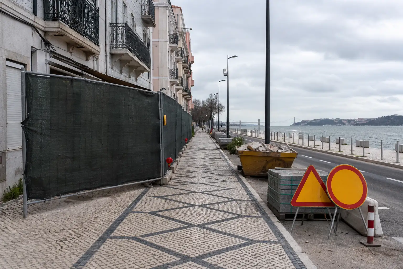 Passeio de Lisboa organizado para manter uma passagem pedonal segura junto a uma obra residencial.