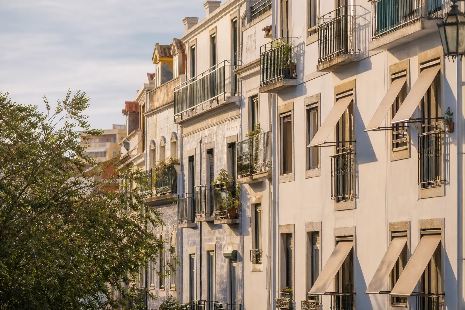 Fachada de edifício residencial em Lisboa com soluções de sombreamento exterior nas janelas