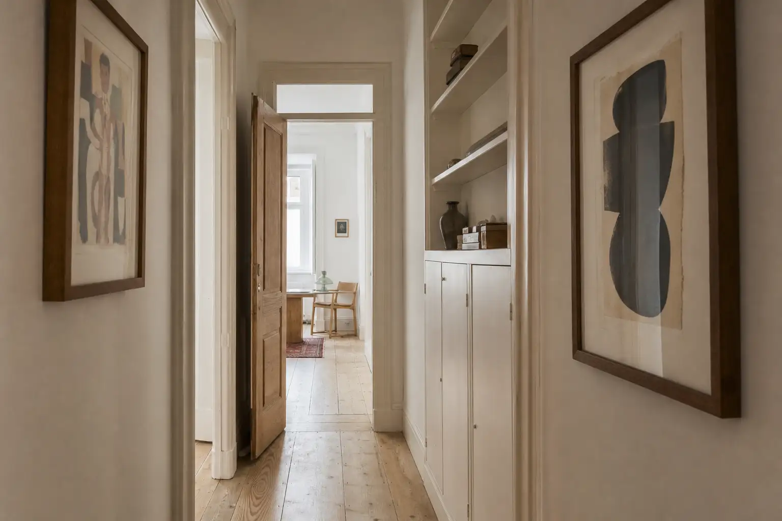 Old Lisbon apartment corridor with built-in storage and a clear circulation route