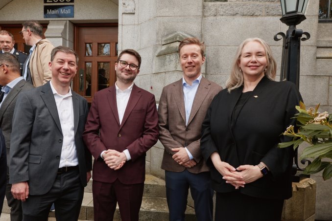 Abbildung 2 - von links nach rechts: Kristian Thorlund, President & Direktor, Redwood; Glenn Sammis, Head of Chemistry, Redwood; Louis Dron, CEO, Redwood; und Nina Krieger, Ministerin für öffentliche Sicherheit und Generalstaatsanwältin von British Columbia.