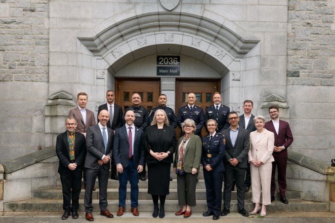 Abbildung 1 - vordere Reihe, von links nach rechts: Mark MacLachlan, Dean, Faculty of Science UBC; Dr. Matthew A. Roberts, Managing Director, Aidos; Dr. Benoit-Antoine Bacon, President und Vice-Chancellor, UBC; Nina Krieger, Ministerin für öffentliche Sicherheit und Generalstaatsanwältin von British Columbia; Josie Osborne, Gesundheitsministerin von British Columbia; Fiona Wilson, Polizeipräsidentin, Victoria Police Department; and Dr. Pouya Azar, Direktor, Aidos.