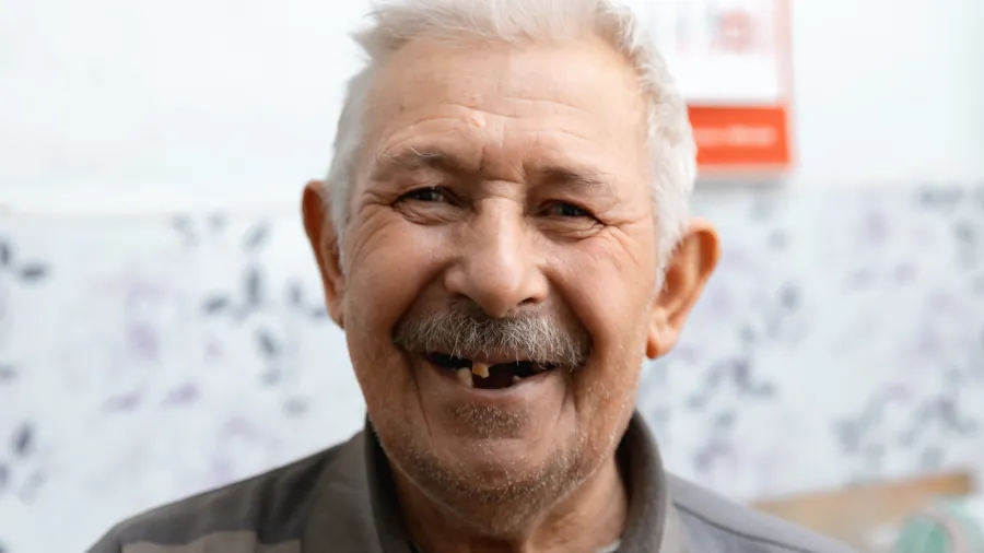 Zahnlos zahnloser Mann