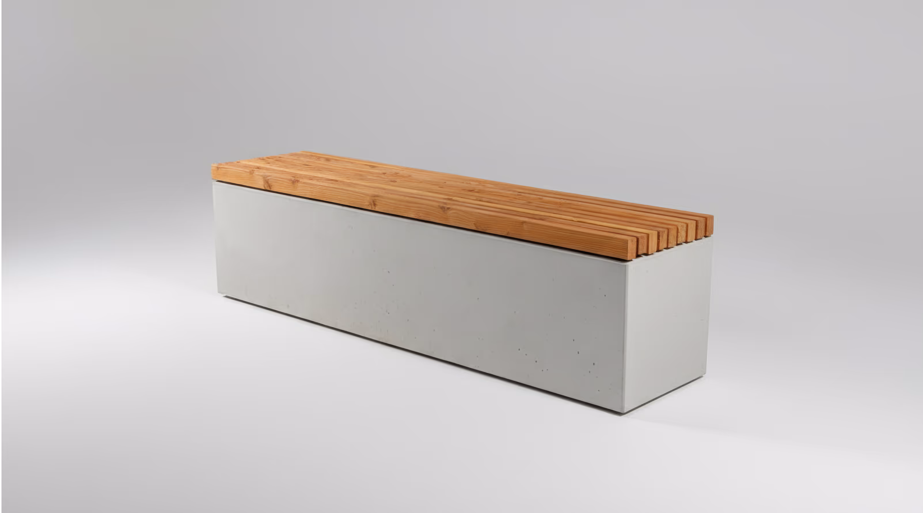 Betonblock mit Holzauflage