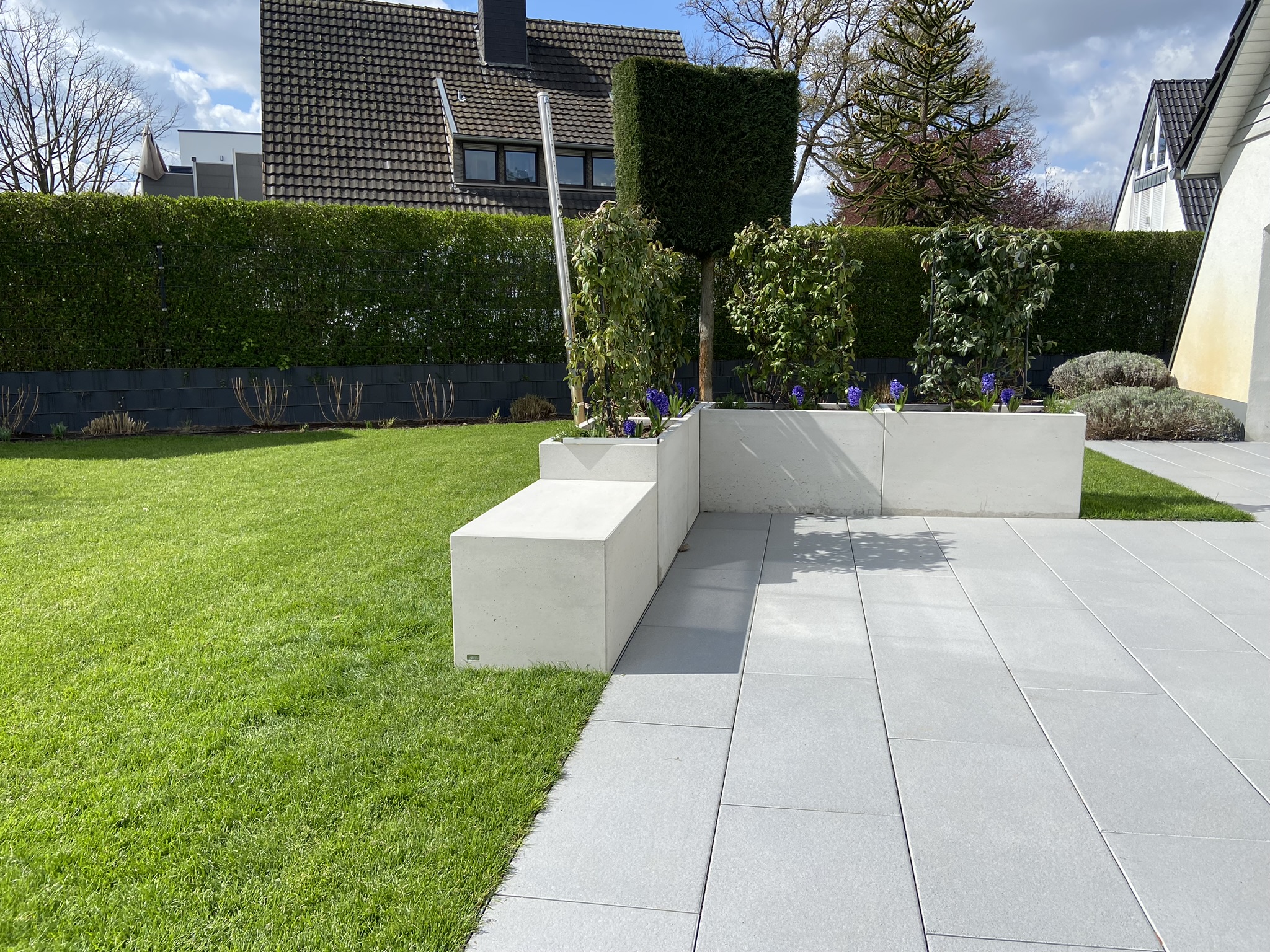 Betonelemente für den Außenbereich. Öffentliche Bereiche, private Projekte und Sonderanfertigungen aus Beton