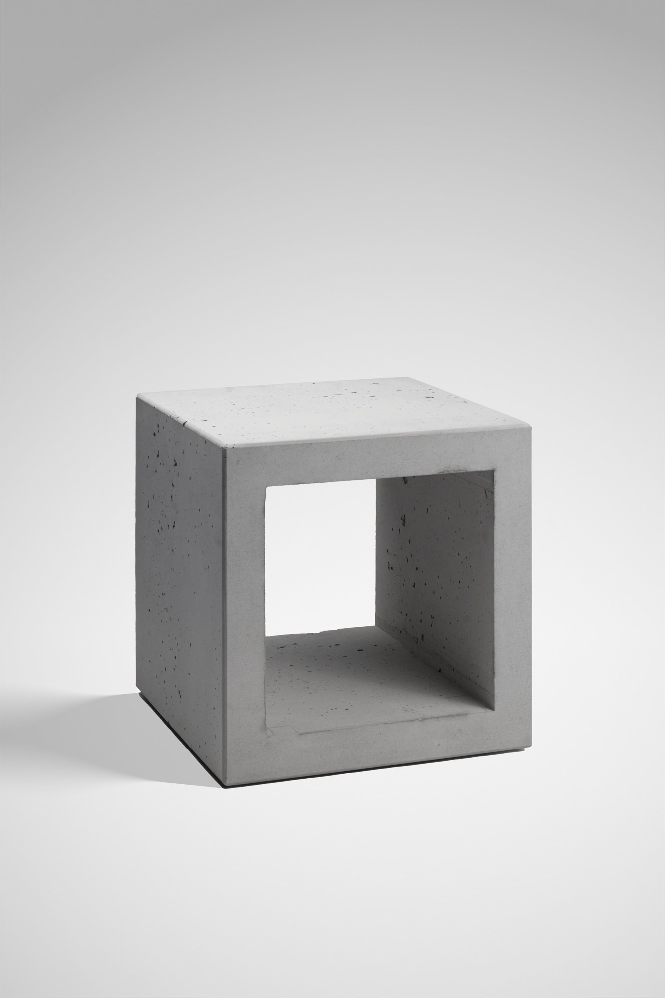 UNIT Betonhocker aus der 1450°C Design Kollektion.