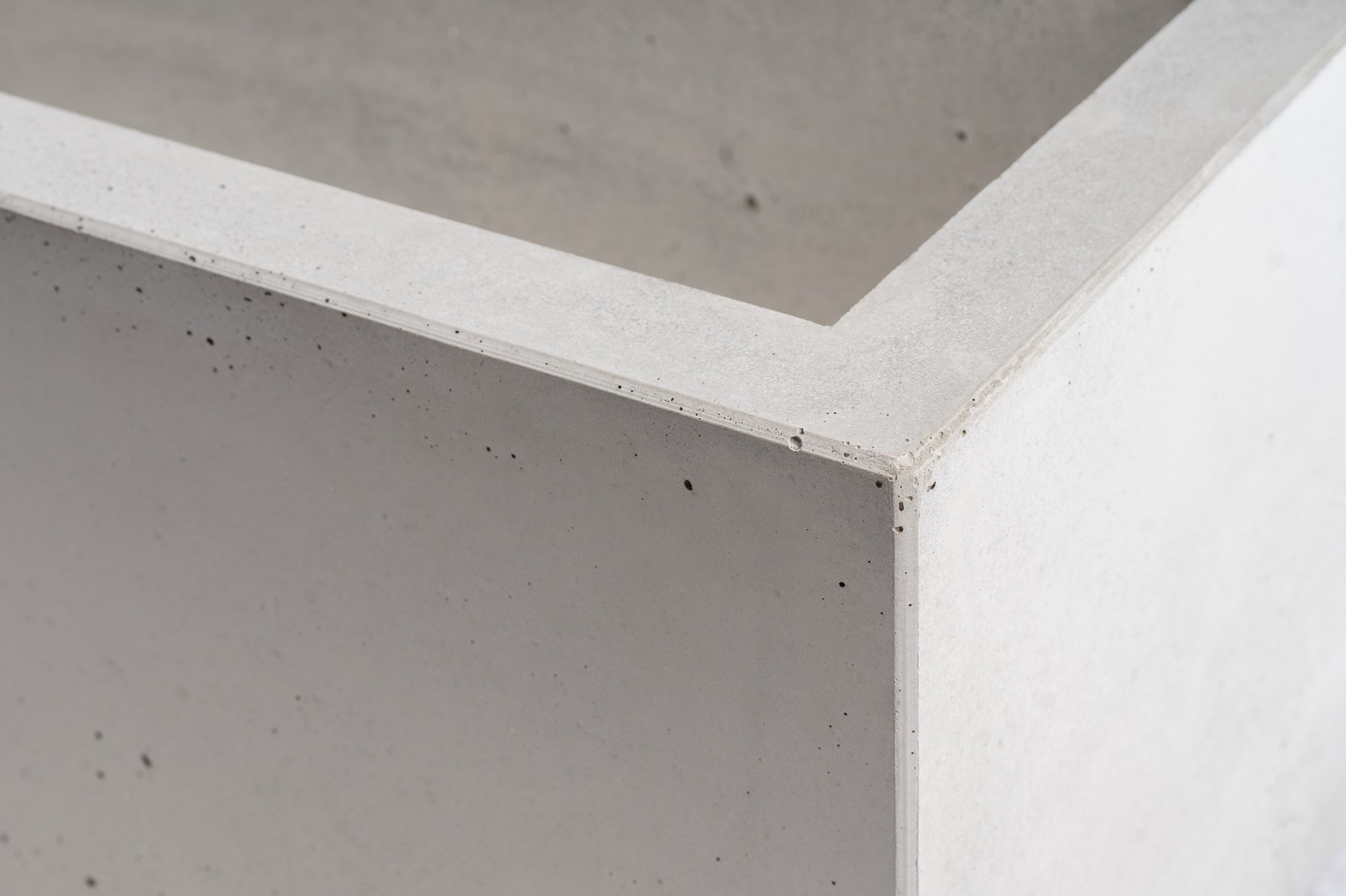 Originalaufnahme eines Betonelements: Fläche, Innenraum und Kante im Detail.