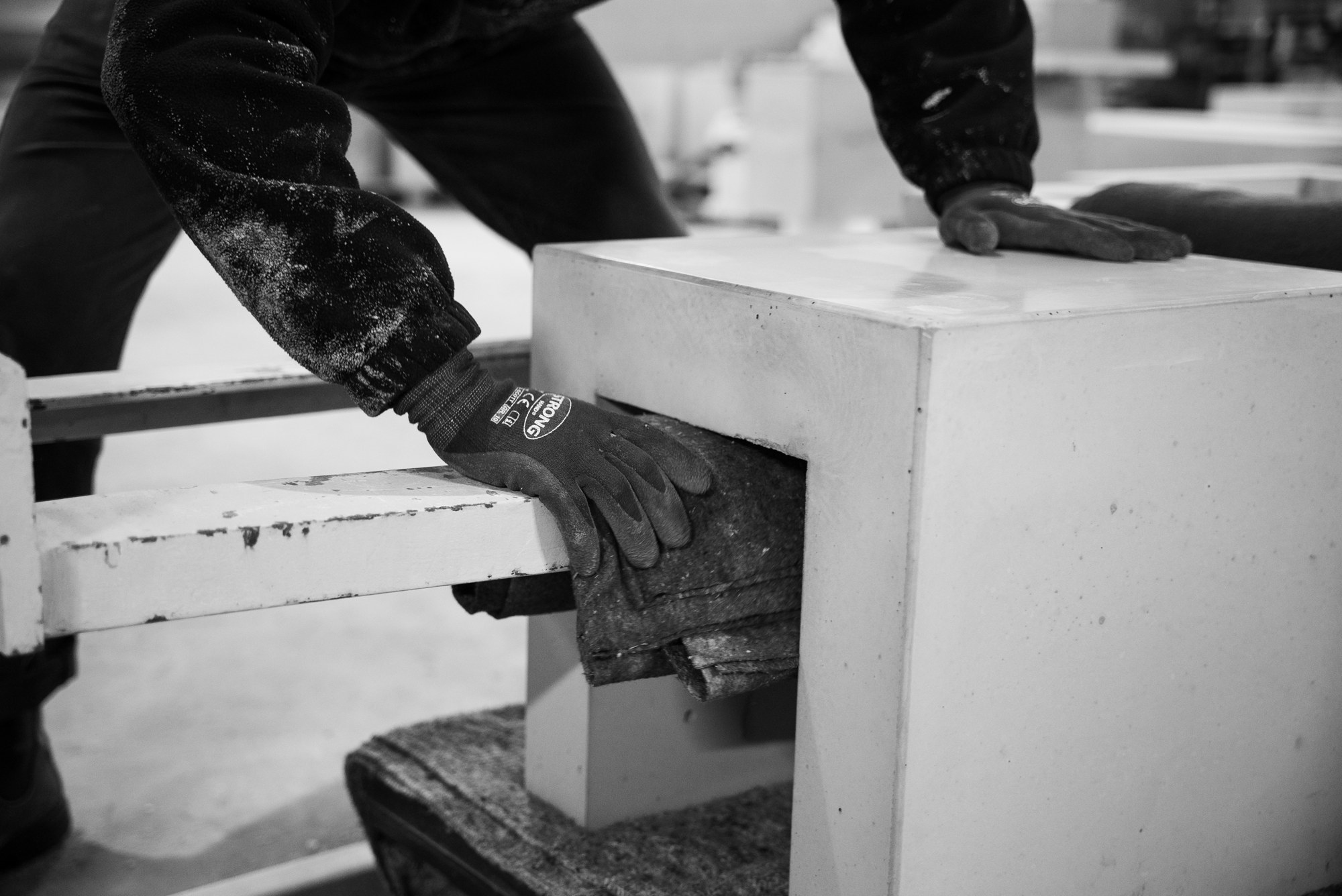 Ein Betonelement wird in unserer Werkstatt von Hand bewegt.